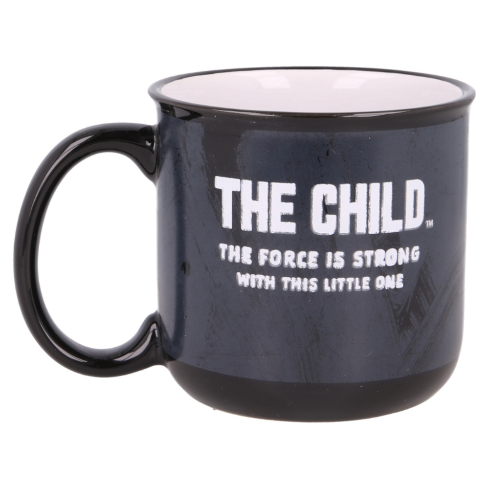 Schwarze Tasse mit dem Text THE CHILD und dem Zitat THE FORCE IS STRONG WITH THIS LITTLE ONE.