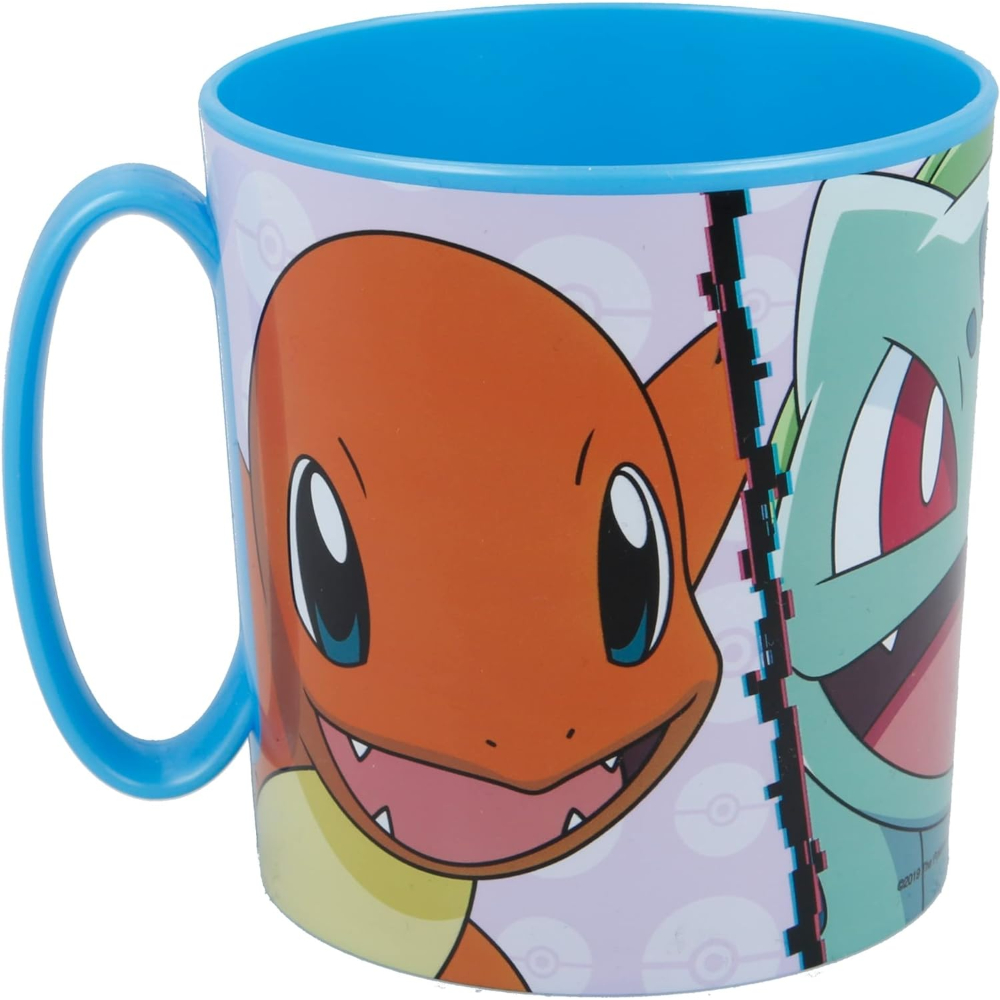 Taza con Charmander y Bulbasaur de Pokemon. Asa y borde azules, logo de Pokemon presente.
