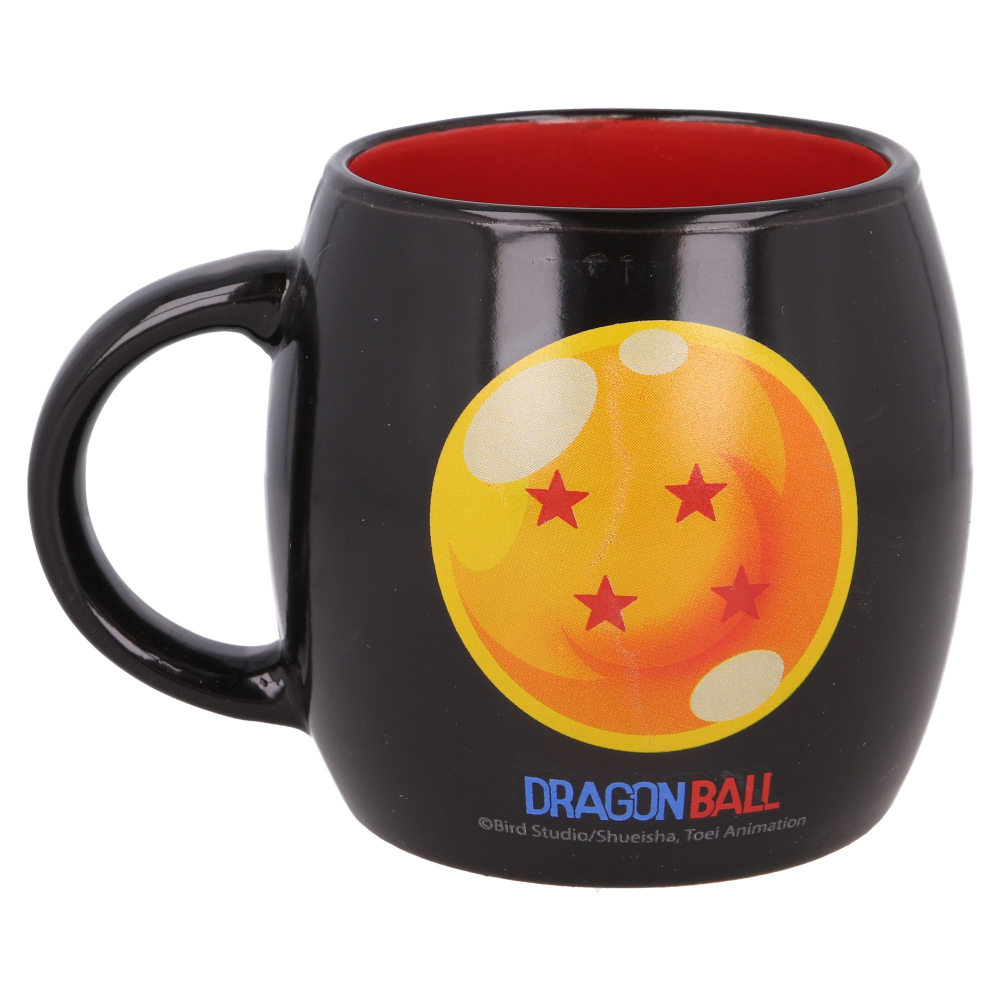 Taza negra con una Dragon Ball amarilla y estrellas rojas, con texto de Dragon Ball.