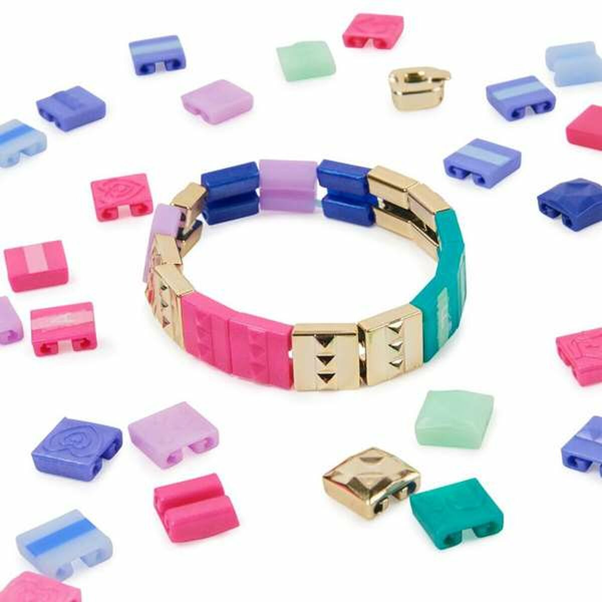 Pulsera colorida rodeada de cuentas sueltas. Las cuentas son de varios colores, azul, rosa, verde y dorado.