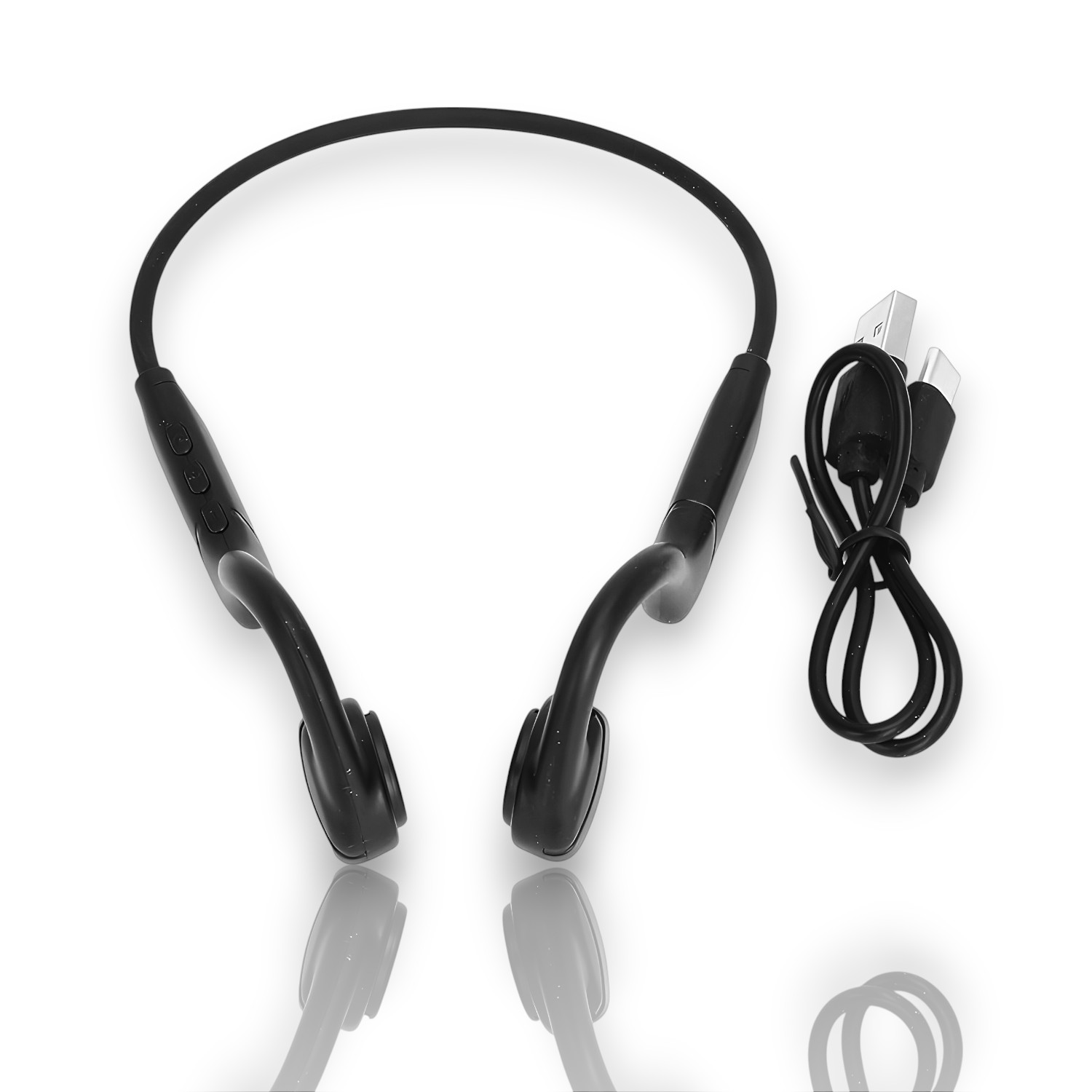 Auriculares de diadema negros con un cable de carga, sobre un fondo blanco.