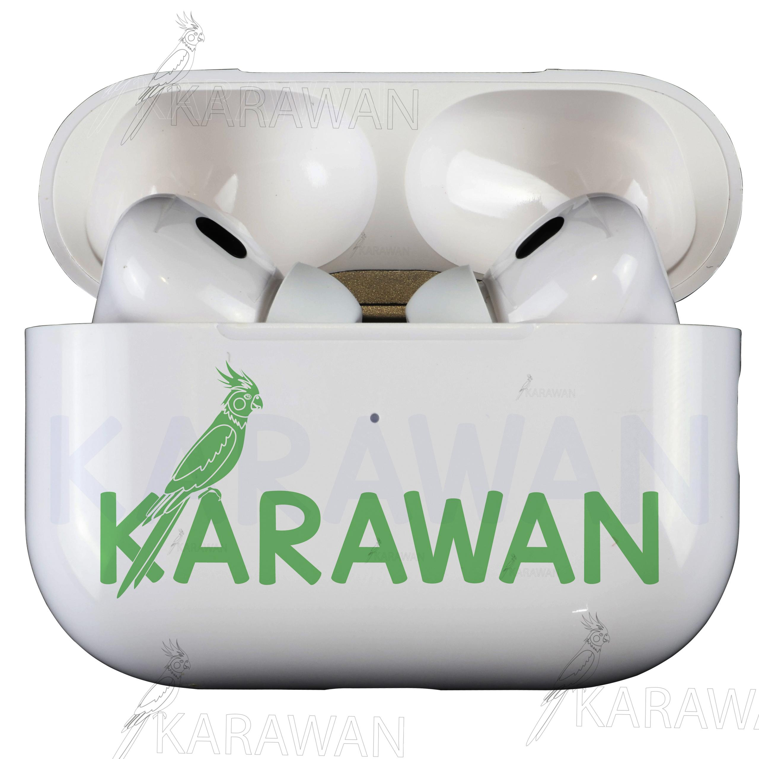 Funda de carga blanca con auriculares. Logotipo de loro verde y texto KARAWAN verde impreso.