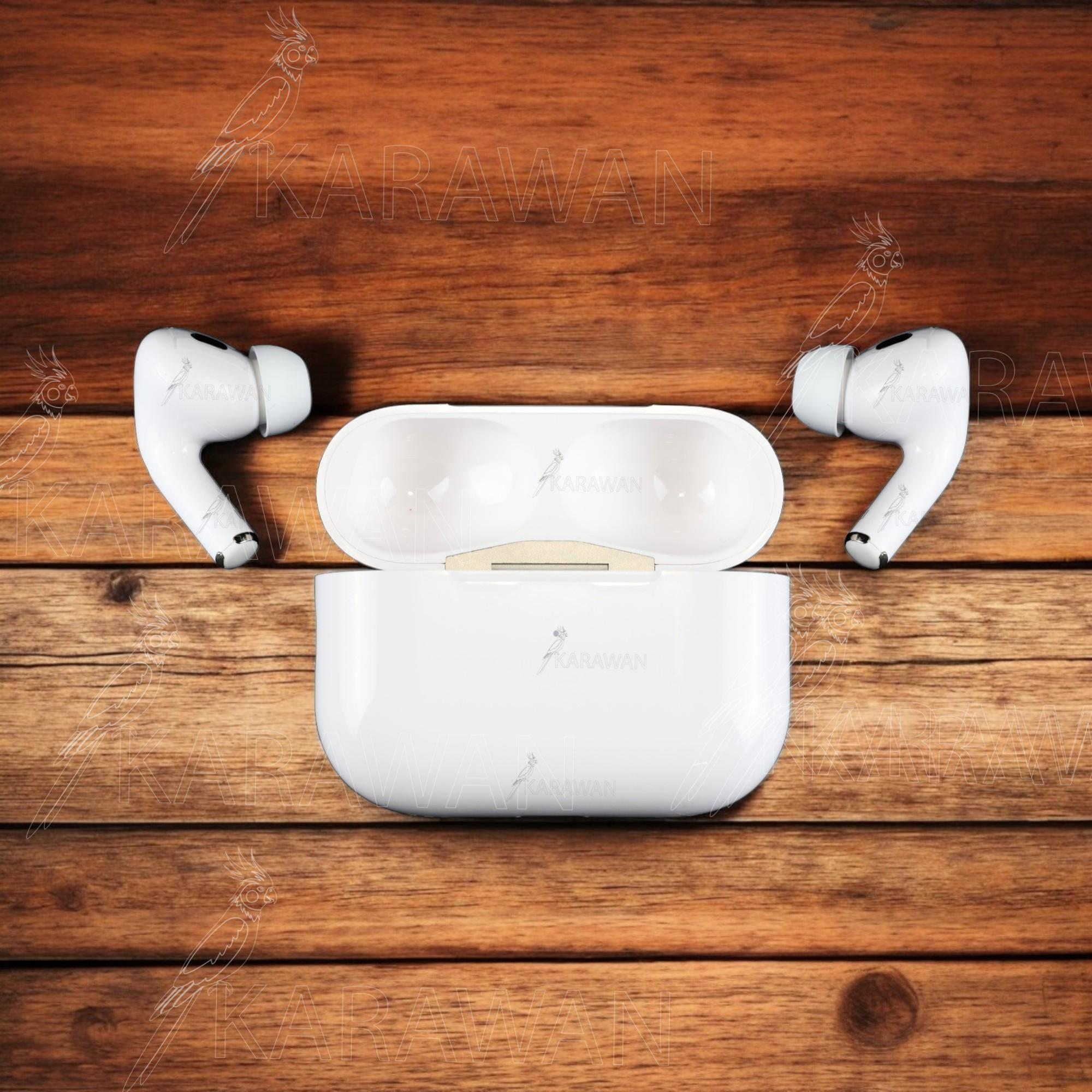 Estuche Airpods blanco abierto y dos Airpods blancos sobre un fondo de madera. Logotipo de Karawan.