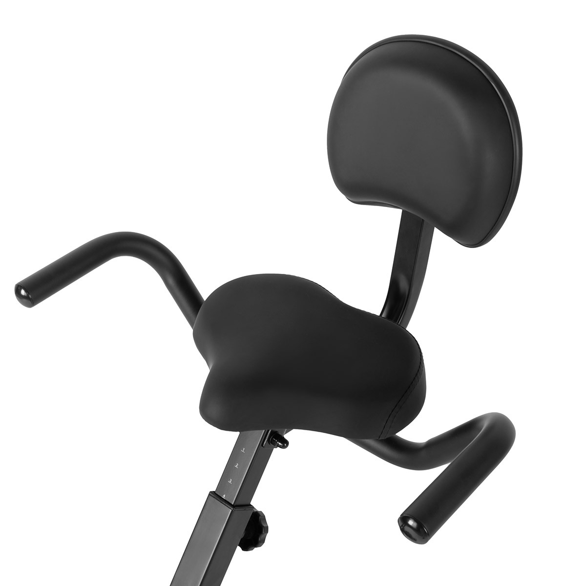 Primer plano del asiento y respaldo negro de una bicicleta estática. El asiento tiene forma curva.