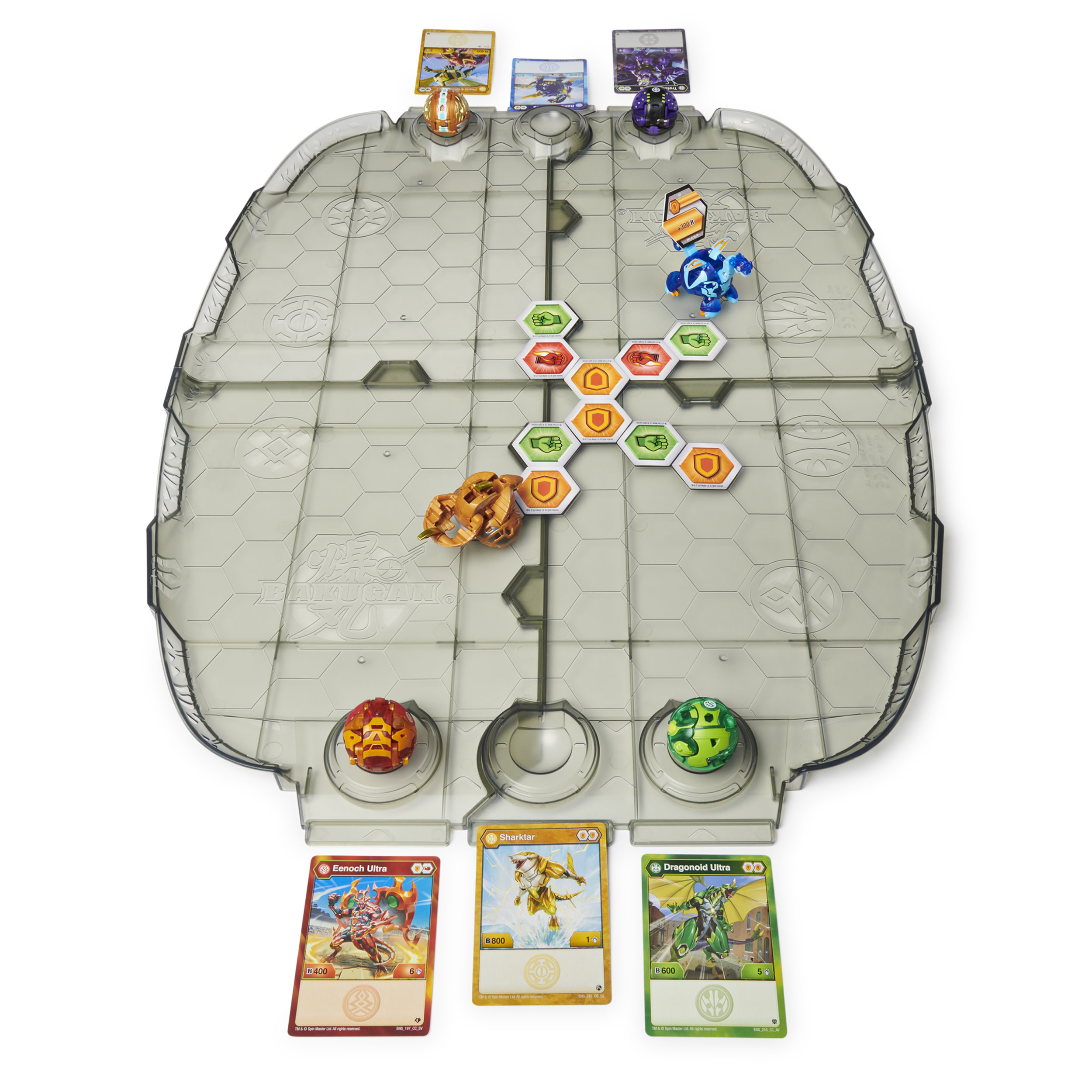 Jeu de société avec des pièces et des cartes. Plateau de jeu en forme d'hexagone au milieu.