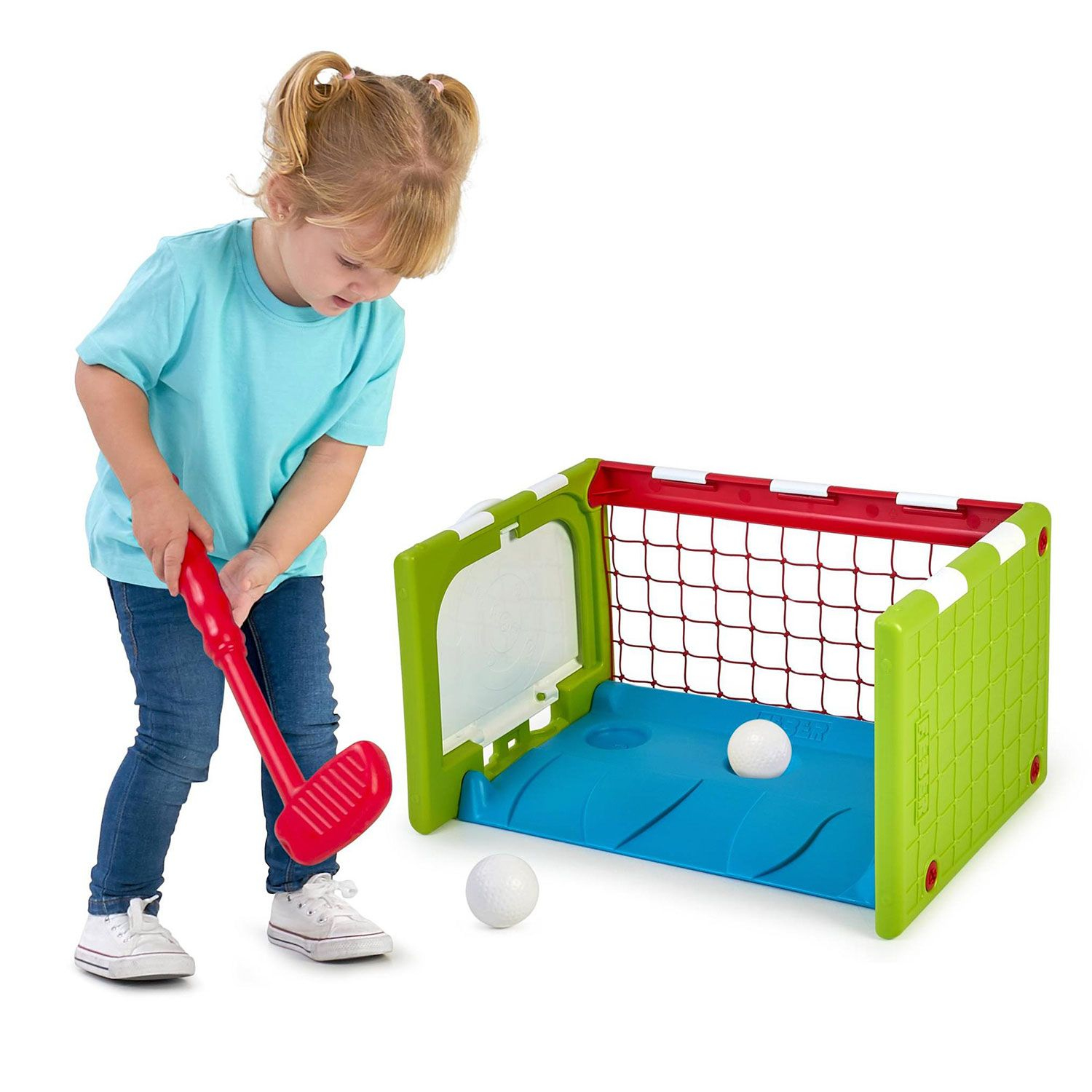 Una bambina che gioca a golf. Indossa una maglietta blu e jeans e tiene in mano una mazza da golf rossa.