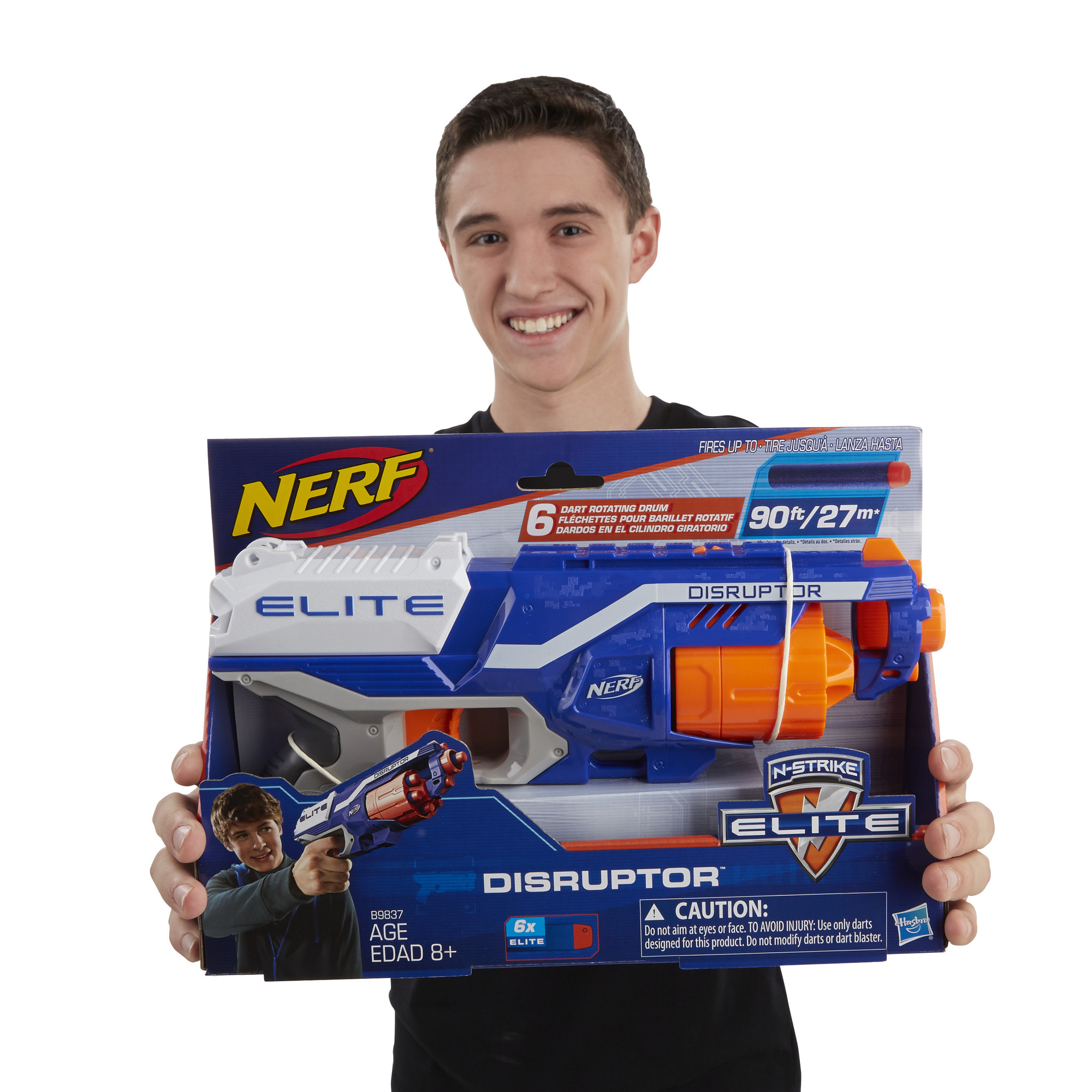 Ein Junge hält eine Nerf-Pistole in ihrer Verpackung, lächelt und die Pistole zeigt zum Betrachter.
