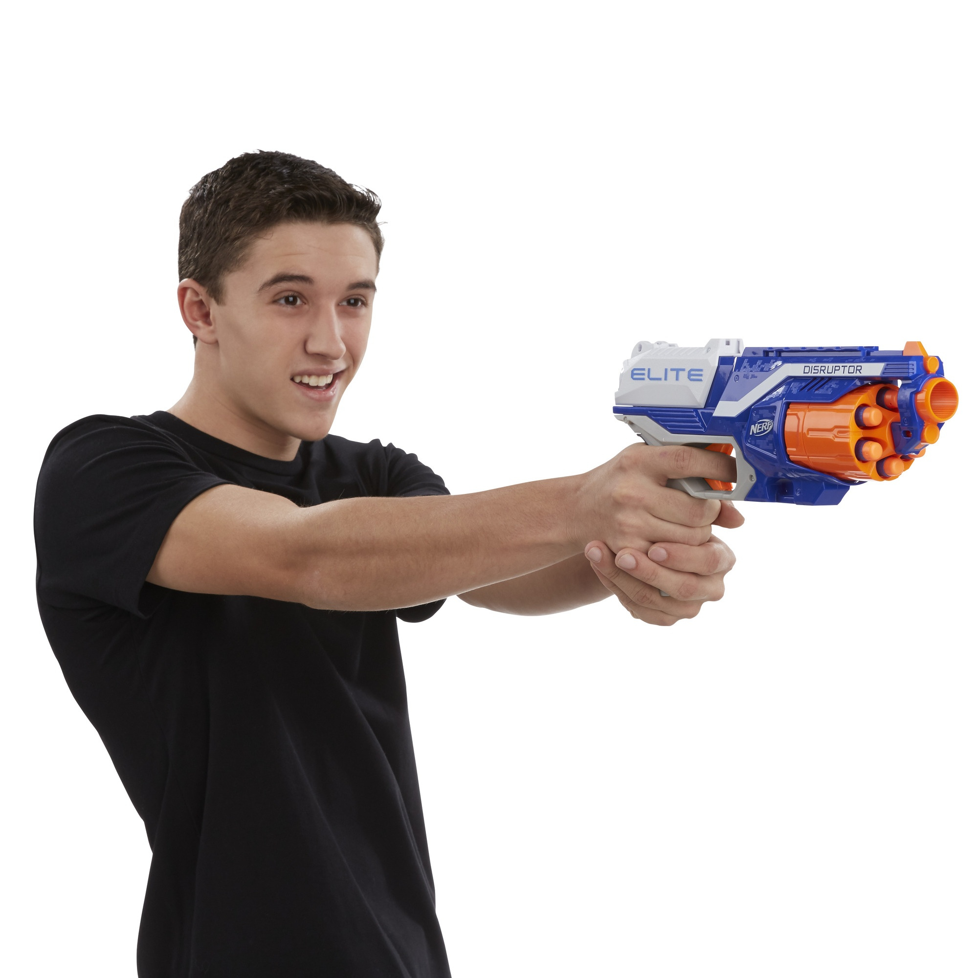 Teenager zielt mit einer blau-orangenen Spielzeugpistole. Er lächelt. Weißer Hintergrund.