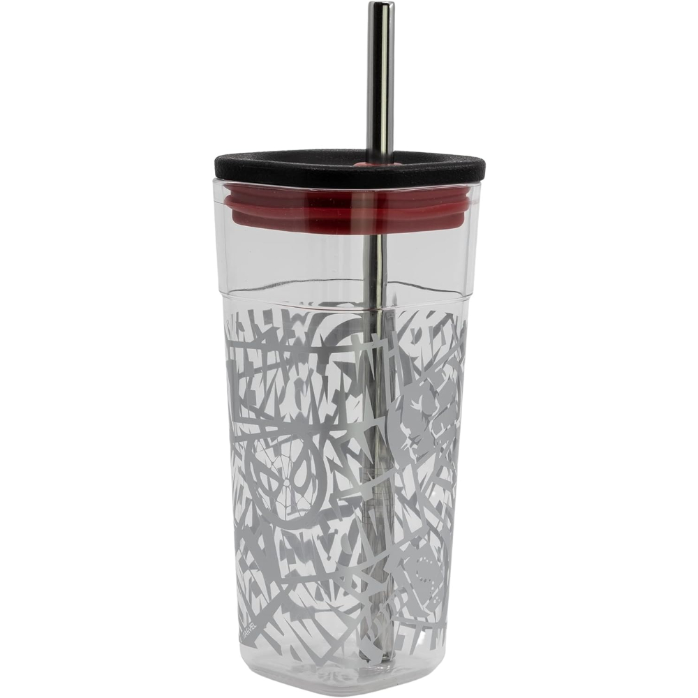 Un vaso transparente con tapa, una pajita y un diseño gris con logotipos de Marvel.