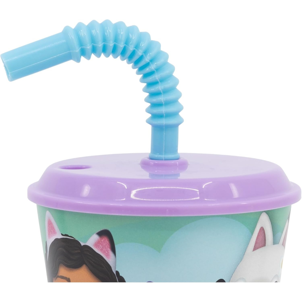 Una taza transparente con tapa con un personaje de dibujos animados y una pajita azul.