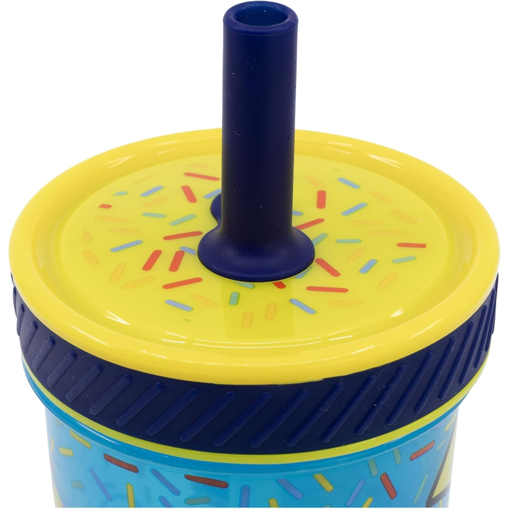 Primer plano de una tapa de taza con chispas, borde azul y pajita azul oscuro.