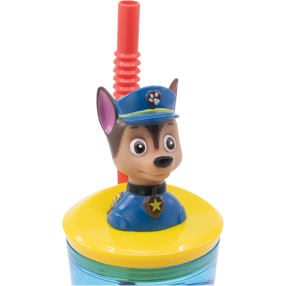Chase de Paw Patrol en una taza azul y amarilla con pajita roja. Chase lleva gorra de policía azul.