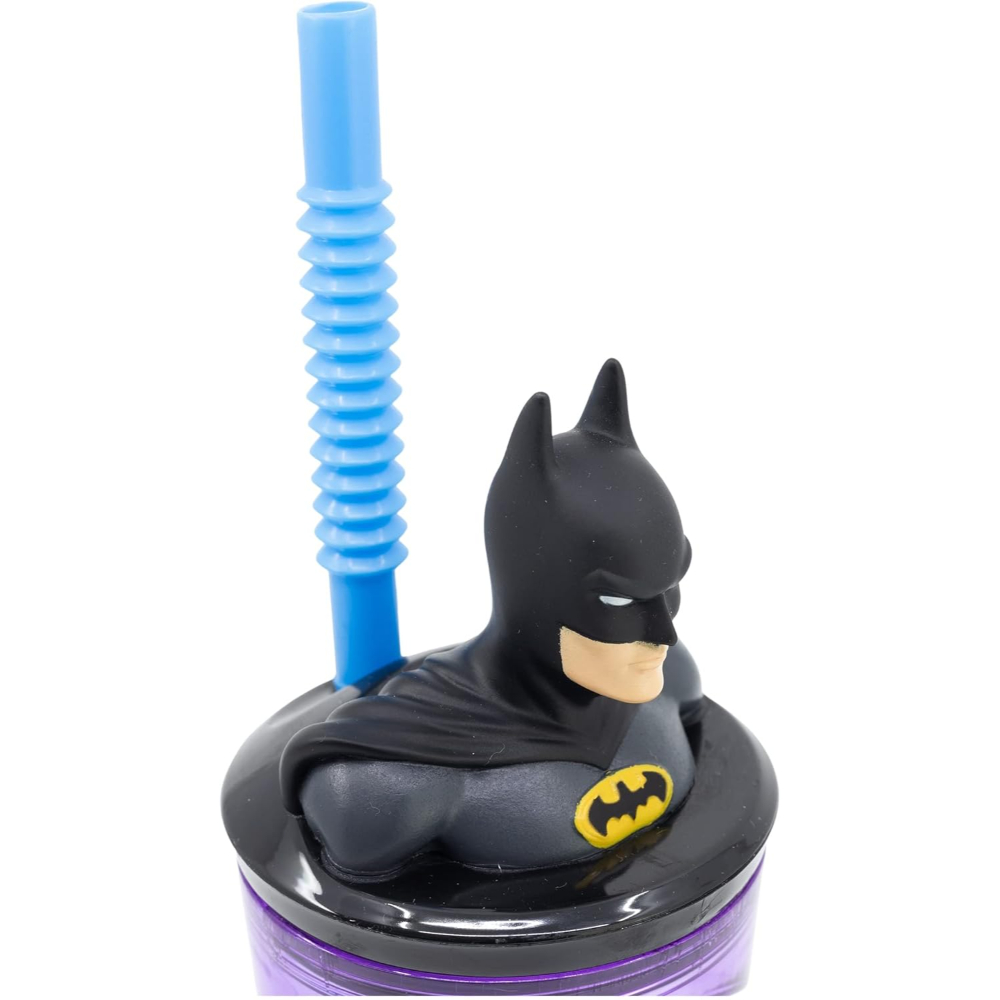 Batman-Becher mit Batman-Figur, blauem Strohhalm und lila Becherkörper.