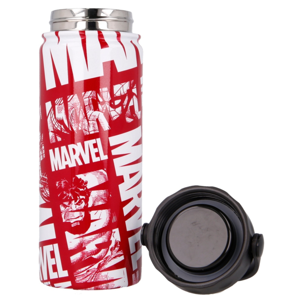 Botella de agua Marvel roja y blanca con tapa negra abierta.