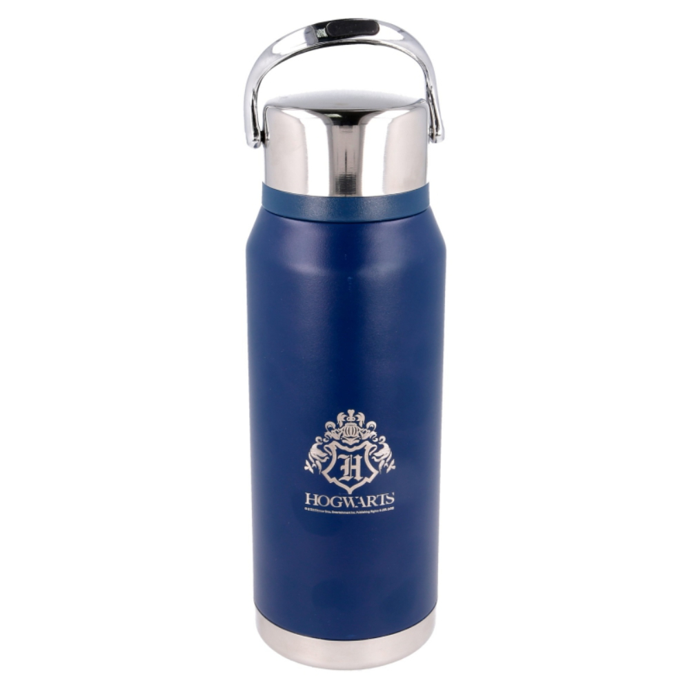 Termo azul de Hogwarts con asa y tapa plateadas. Escudo de Hogwarts en la parte delantera.