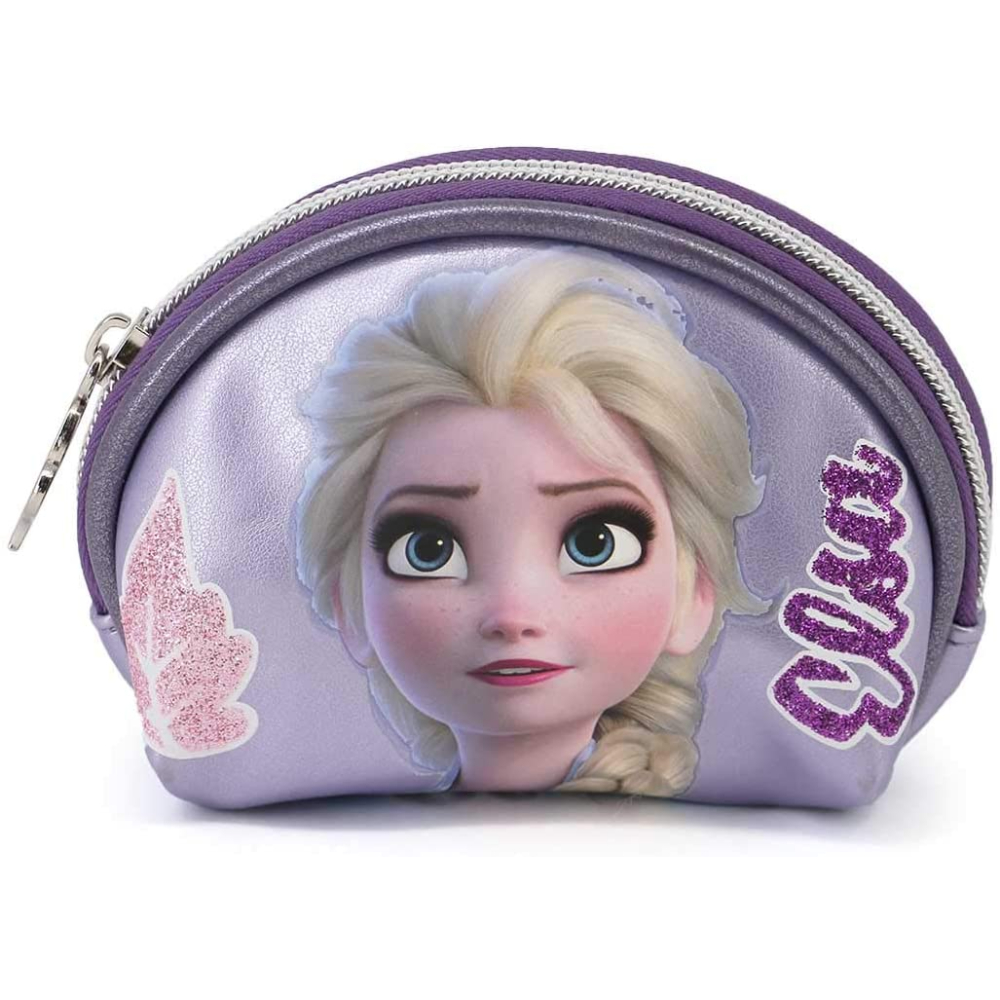 Una bolsa morada con la cara de Elsa, un ala brillante y el nombre Elsa. La cremallera es plateada.
