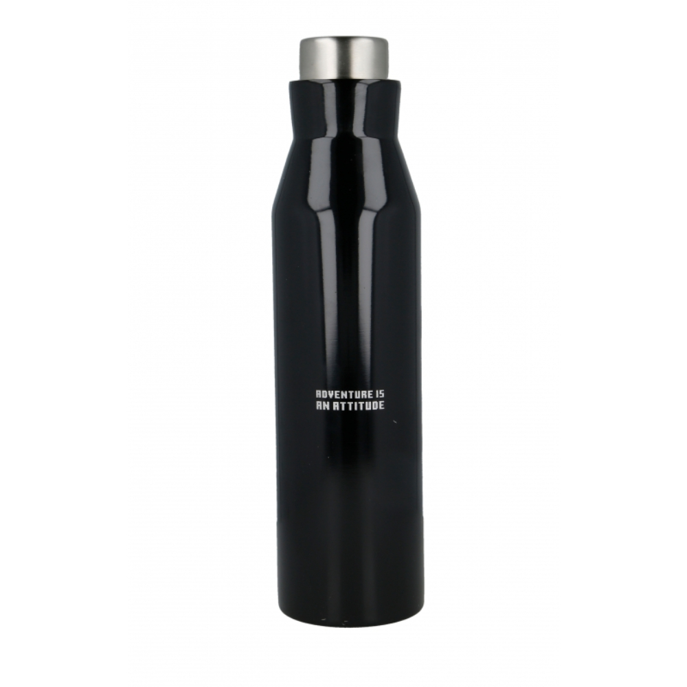 Schwarze Wasserflasche mit weißem Text: Adventure is an Attitude.