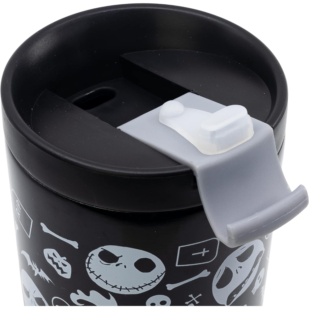 Taza de viaje negra con diseños de Jack Skellington y tapa gris abierta.