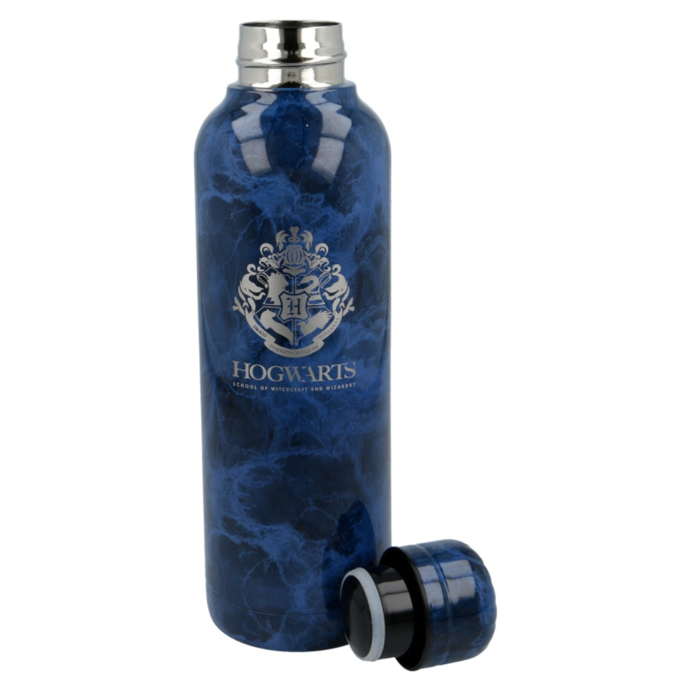 Botella de agua de Hogwarts con diseño de mármol azul. Cuenta con el escudo de Hogwarts y una tapa plateada.