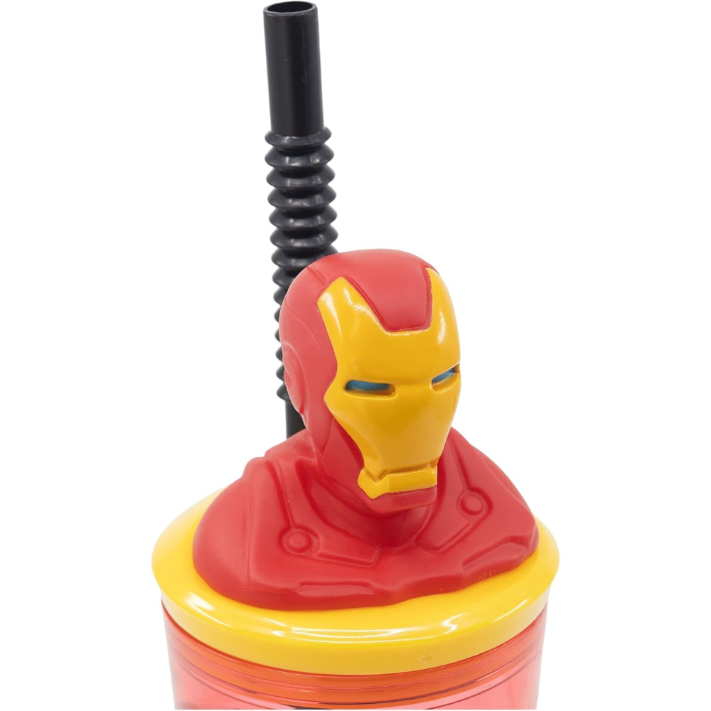 Taza de Iron Man con pajita, rojo y amarillo. Fondo blanco.