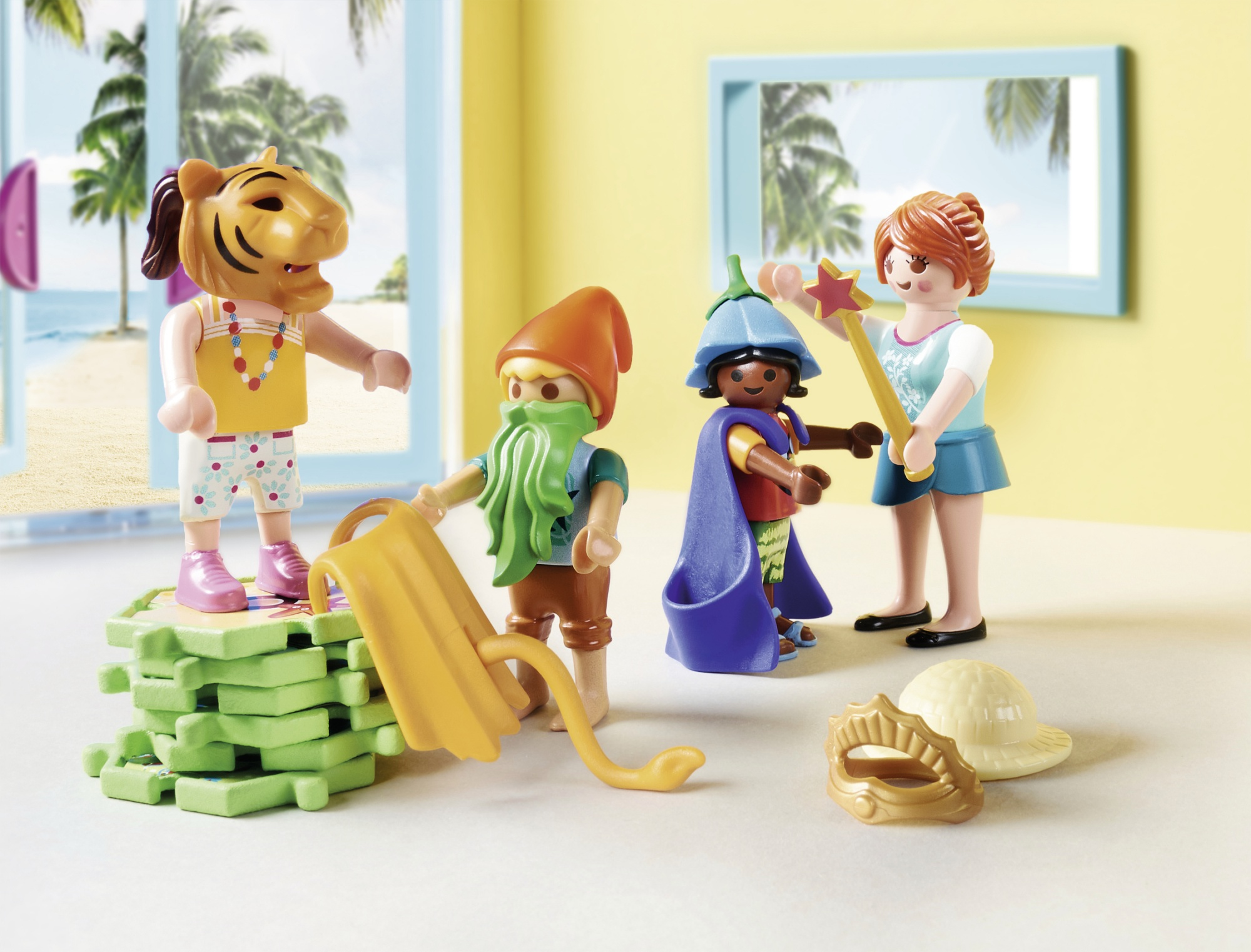 Figurki Playmobil: postać z głową tygrysa, gnom, wróżka i kobieta z różdżką.