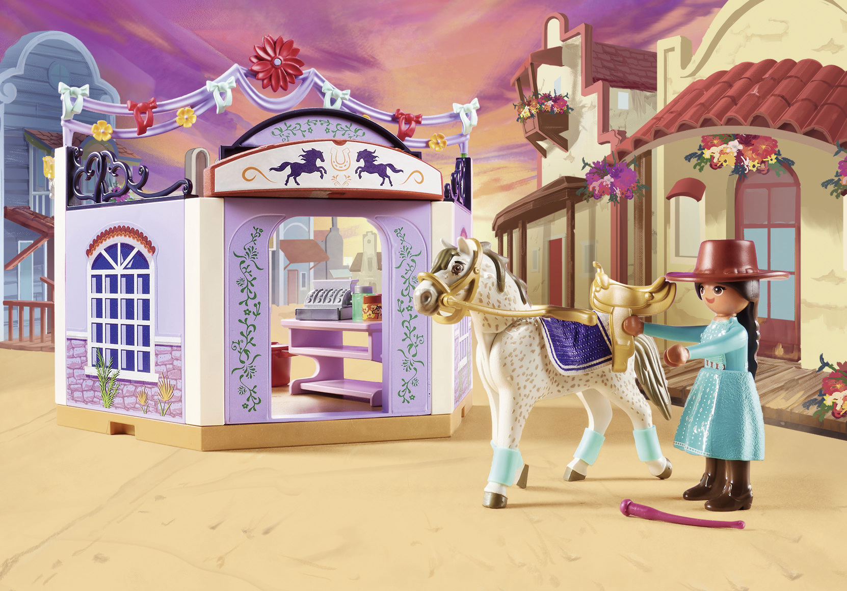 Una escena de juguete con un caballo, una niña y un edificio. El edificio es de estilo occidental.