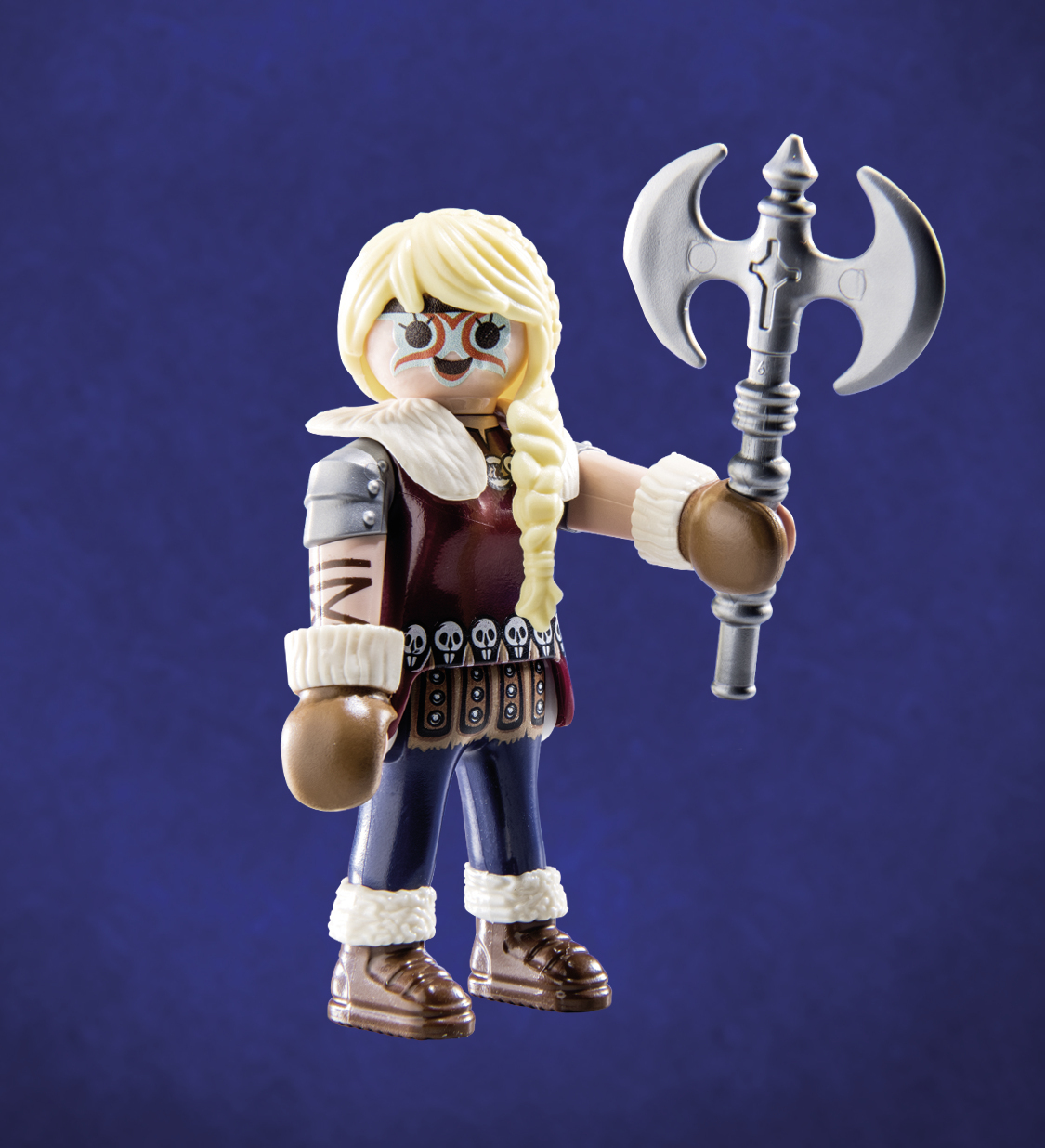 Eine Playmobil-Figur einer Frau mit blonden Zöpfen, einer Doppelaxt und einem Krieger-Outfit.
