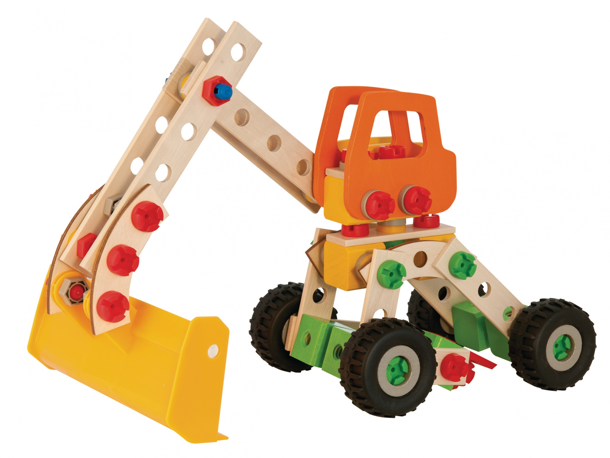 Holzspielzeug-Bagger. Orangefarbene Kabine, gelbe Schaufel, hölzerner Arm und schwarze Räder auf weißem Hintergrund.
