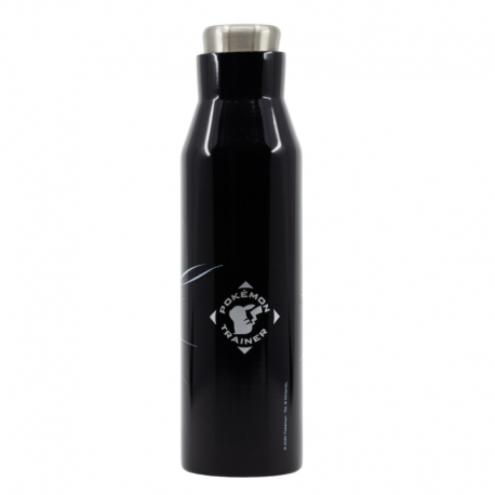 Una botella de agua negra de Pokémon con un logotipo blanco. Tiene una tapa plateada.