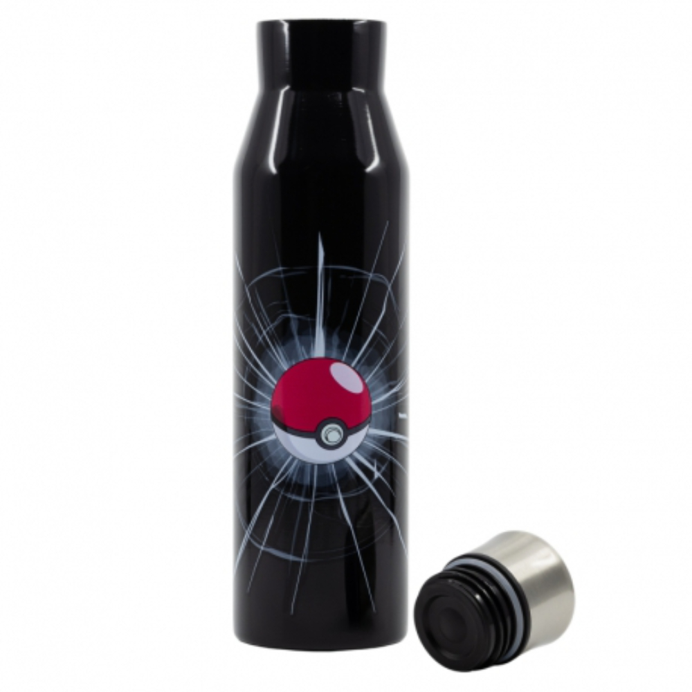 Una botella de agua negra con diseño de Pokémon y tapa plateada, con tapa a un lado.