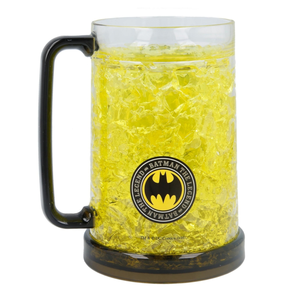 Una jarra de Batman con asa negra, llena de material amarillo similar a hielo, y logotipo.