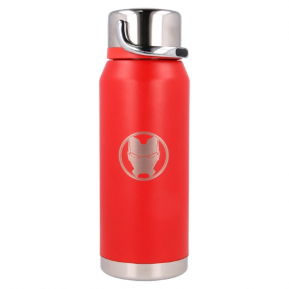 Botella de agua roja de Iron Man con logo en la superficie.