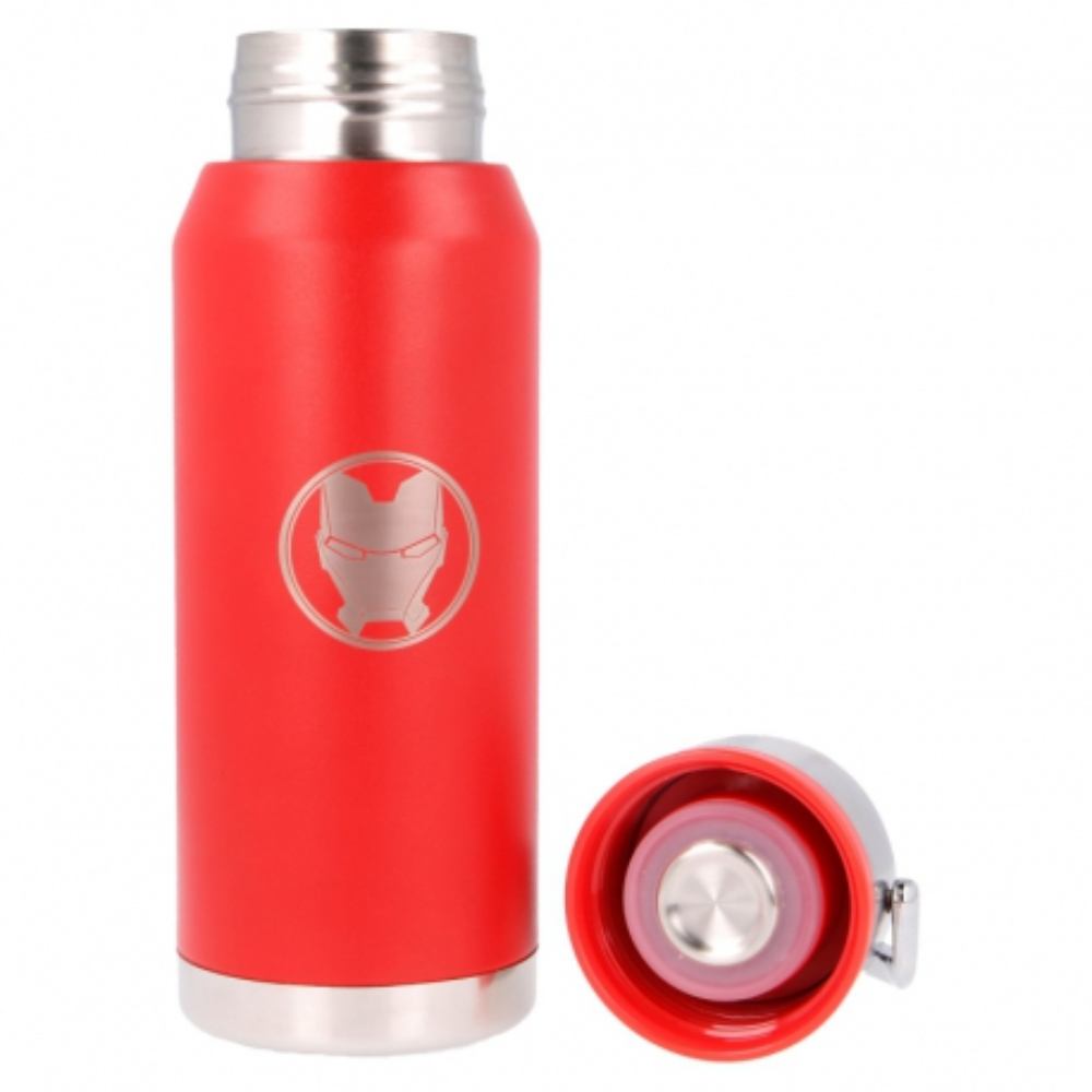 Botella de agua roja de Iron Man, tapa abierta al lado, tapa plateada, logo de Iron Man.