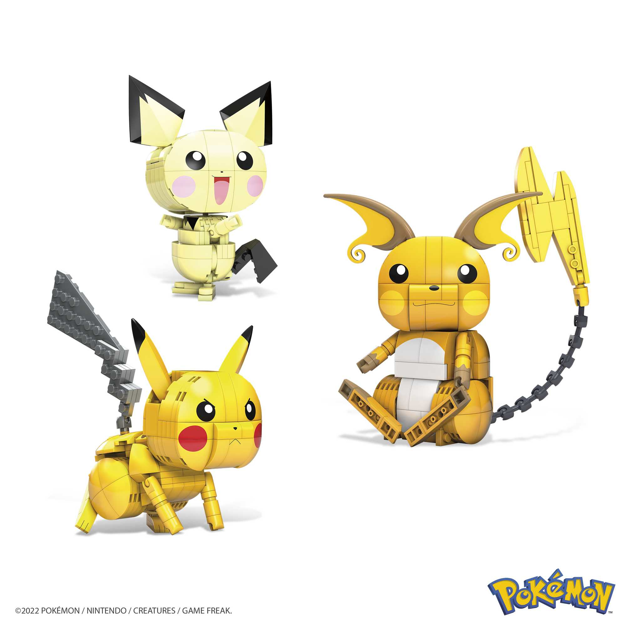 Trzy figurki Pokemon. Pikachu, Raichu i Pichu. Wszystkie są zbudowane z zazębiających się klocków.