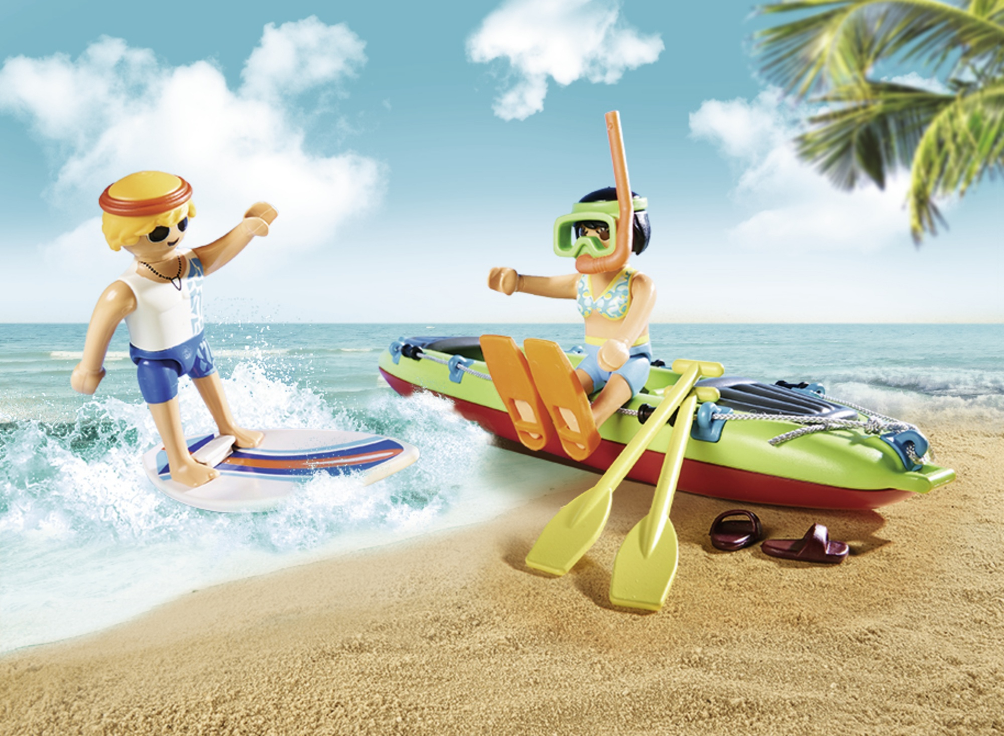 Zwei Playmobil-Figuren am Strand, einer surft, der andere im Kajak.