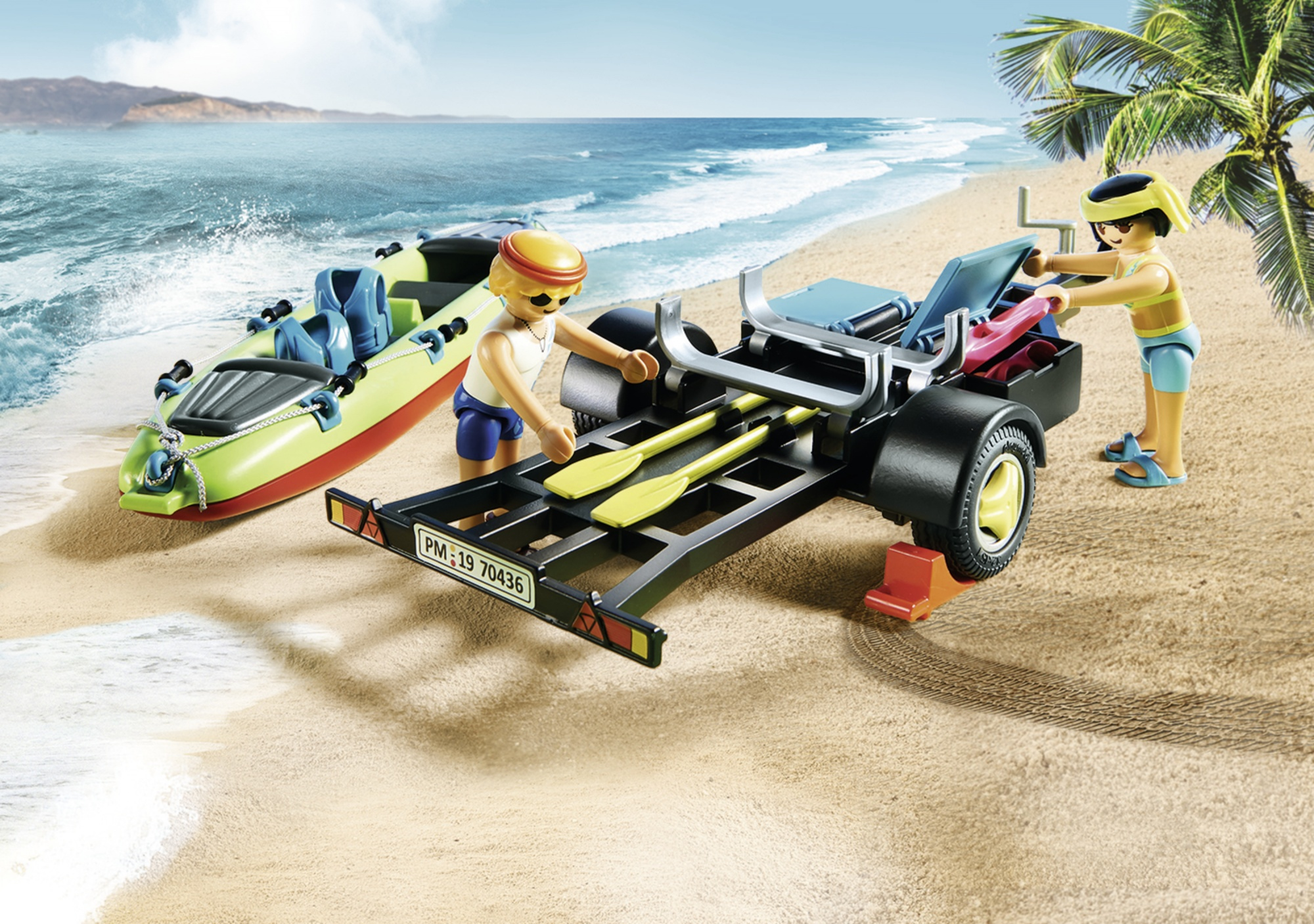 Zwei Playmobil-Figuren an einem Strand mit Kajak und Anhänger. Eine Figur belädt den Anhänger mit Paddeln.