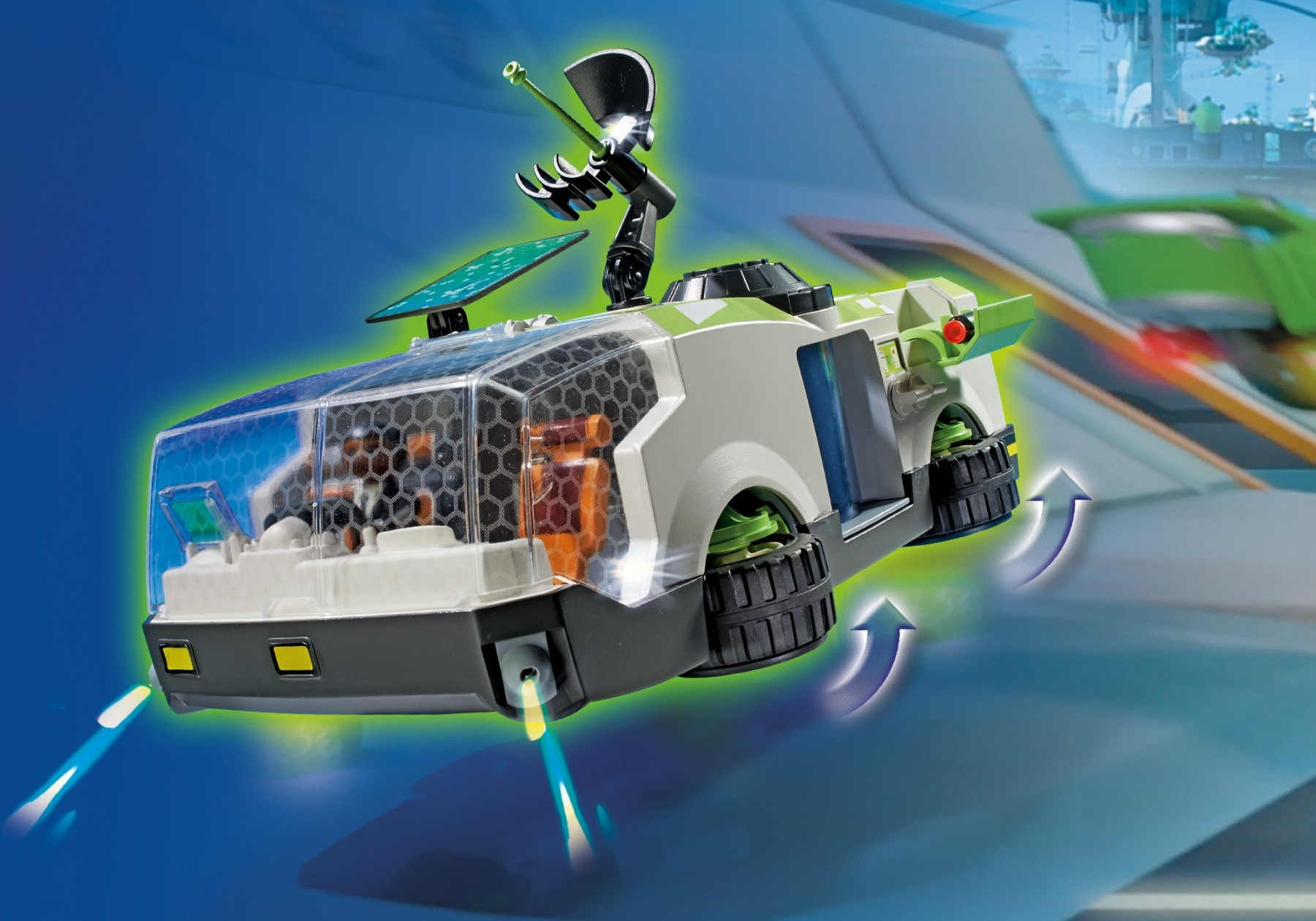 Futuristisches Spielzeugauto mit Fahrer in Bewegung. Blauer Hintergrund mit Elementen.