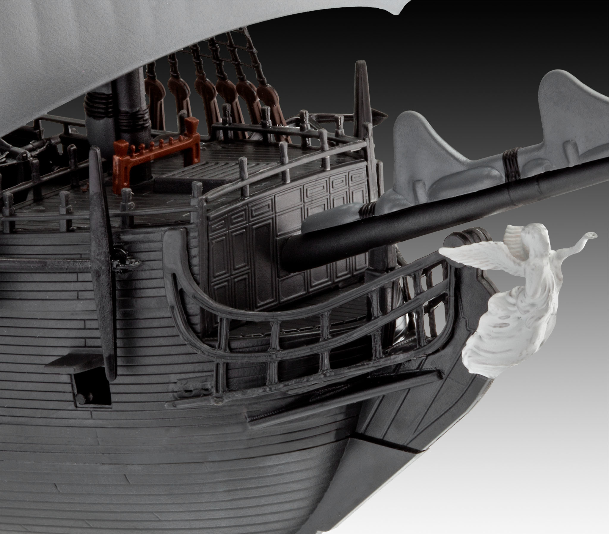Modello di una nave, con una figura di angelo bianco. È un modello in scala scuro e dettagliato.