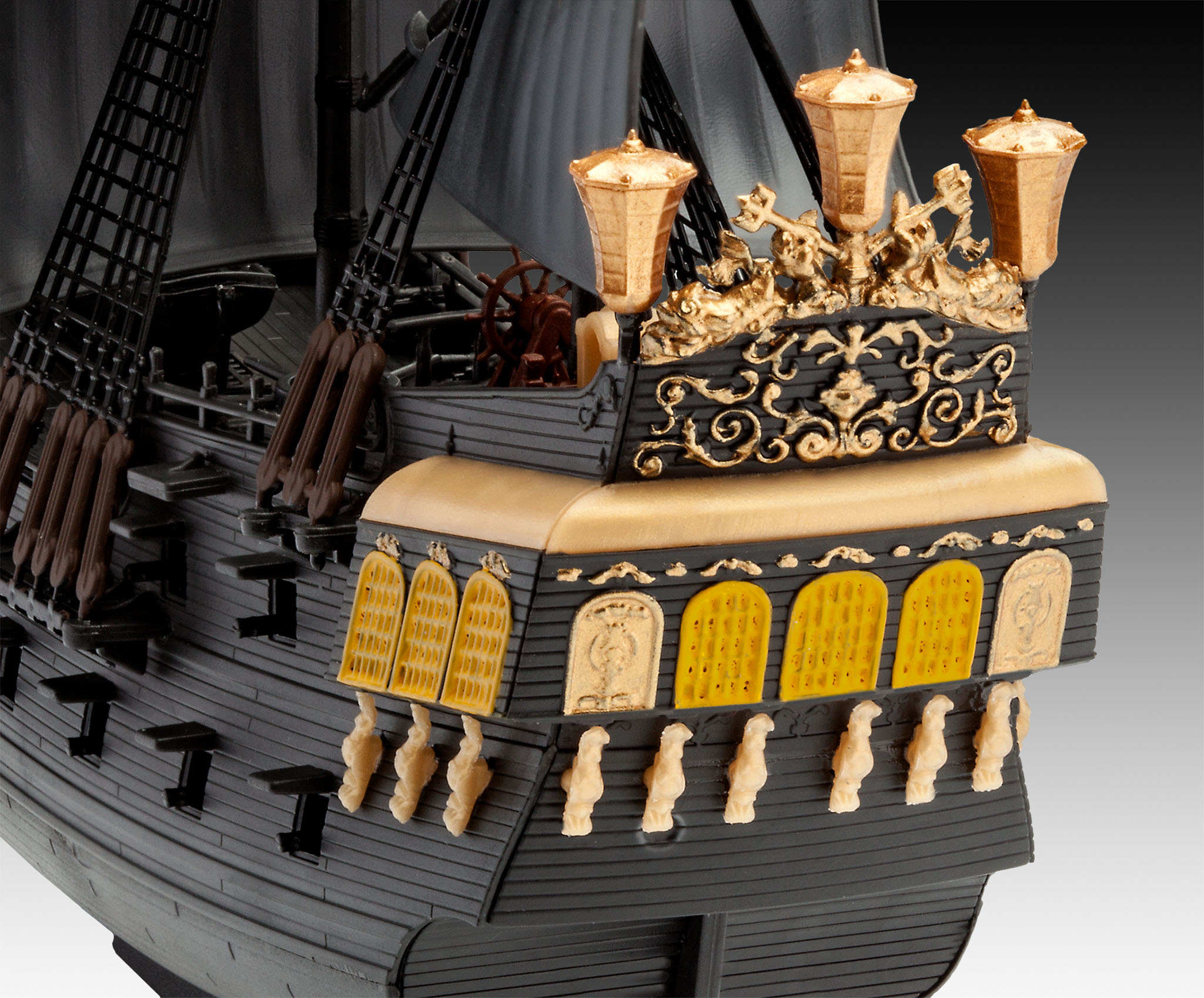 Un modello di nave nera con accenti dorati, con una vista ravvicinata della poppa.