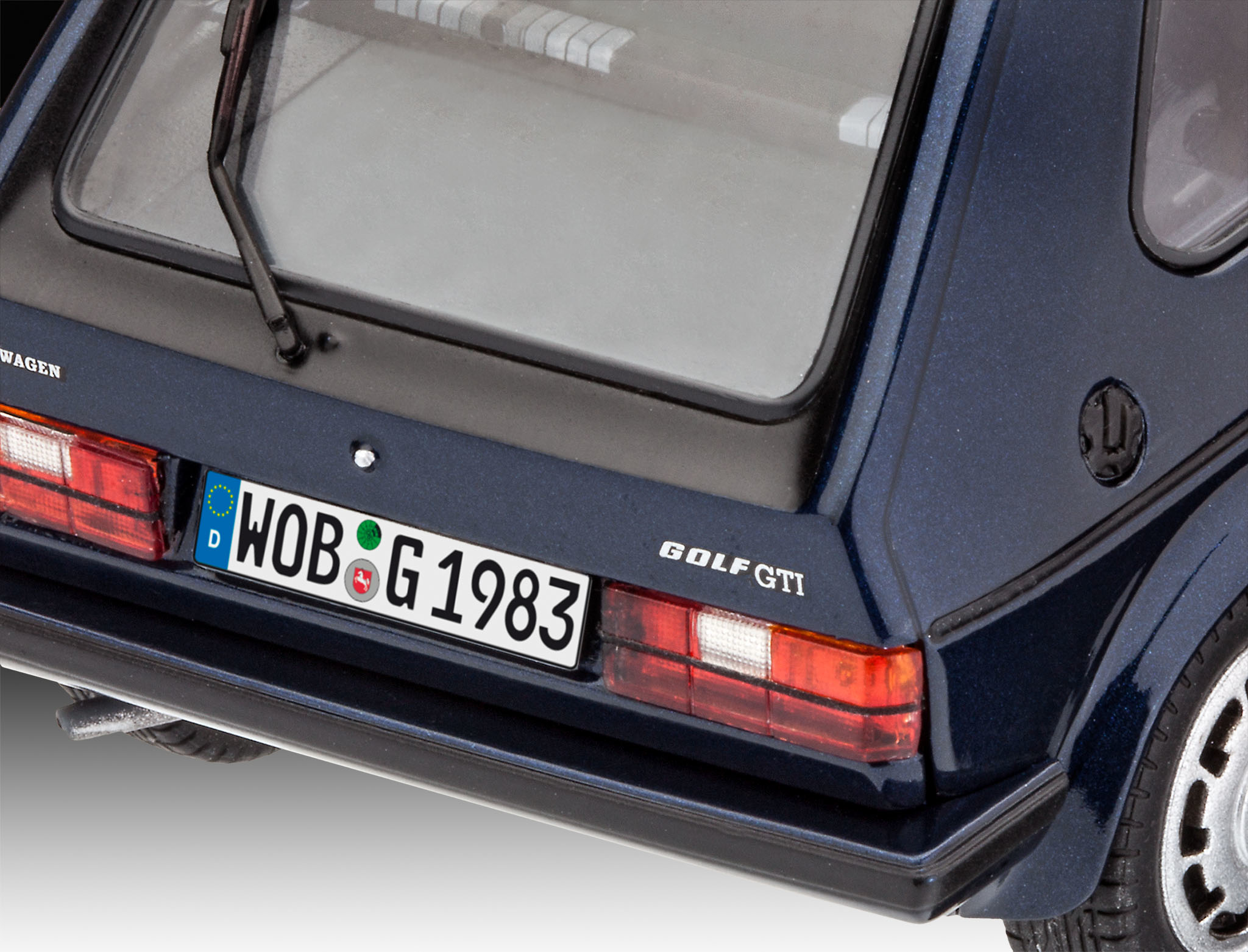 Primo piano della parte posteriore di un'auto blu Volkswagen Golf GTI con targa.