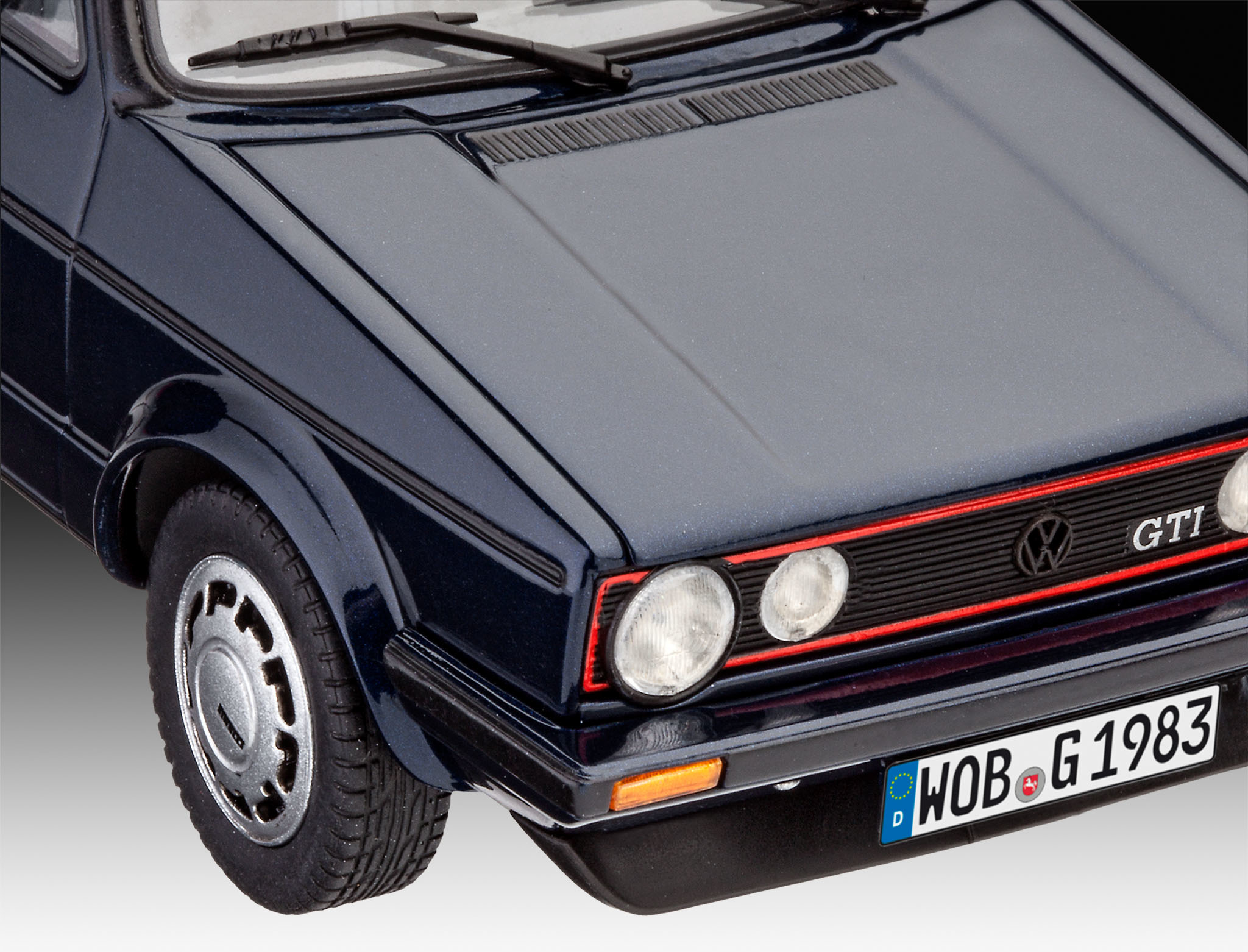 Primo piano di un modello di auto Volkswagen GTI blu. Ha una striscia rossa sulla griglia.