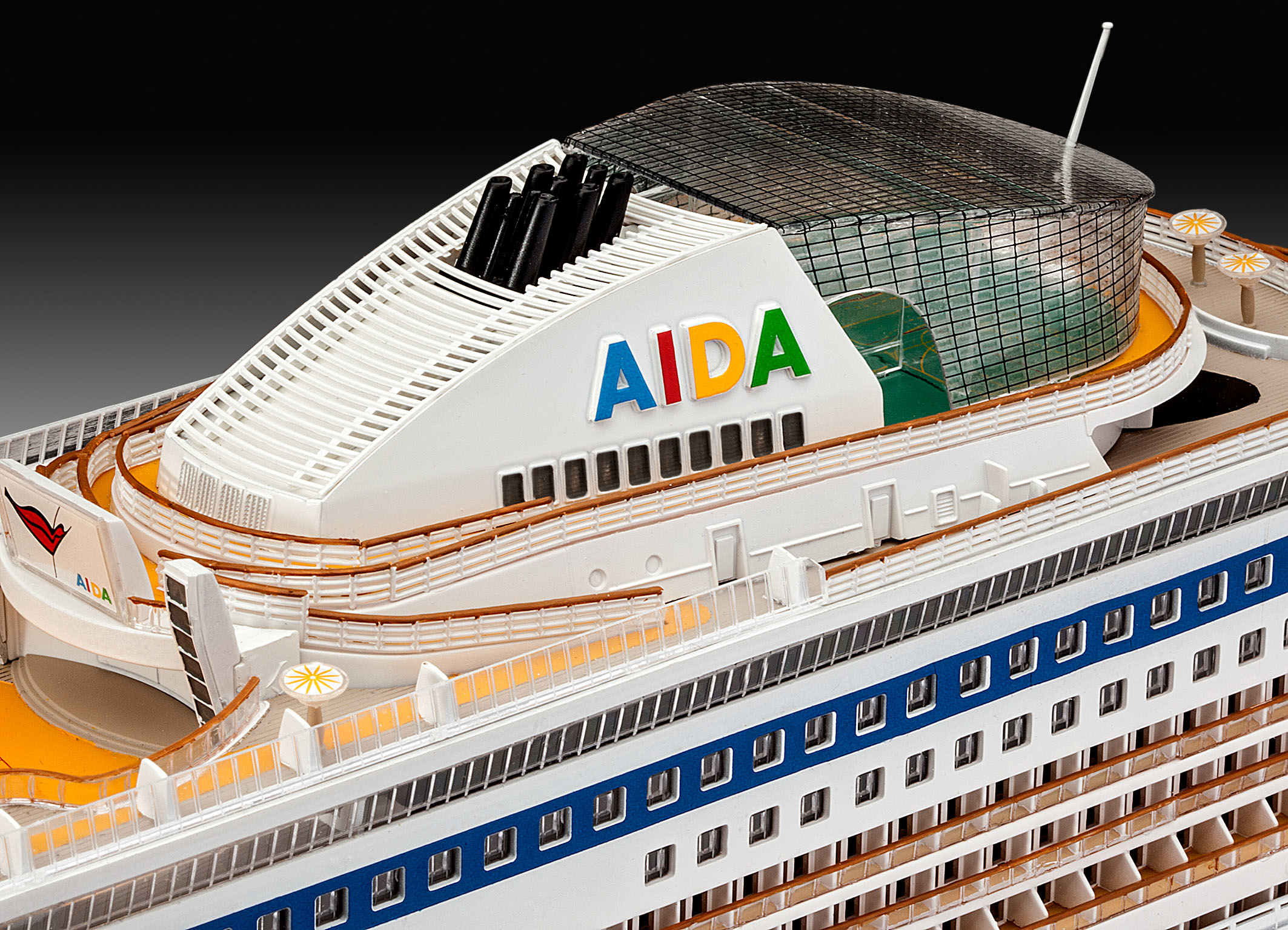 Modello di nave da crociera AIDA. Soprastruttura bianca con logo 'AIDA', scafo blu con finestre e ponti dettagliati.