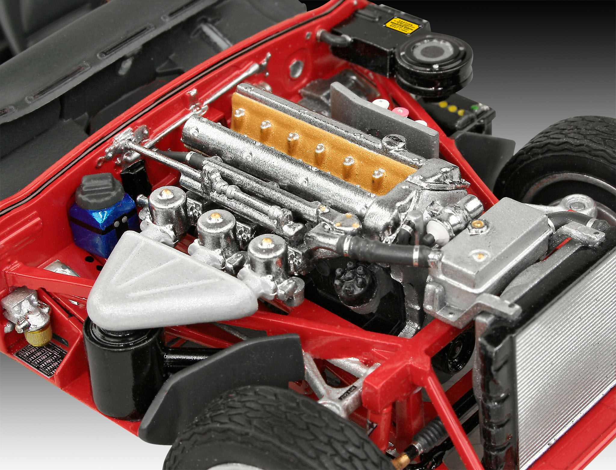 Roter Auto-Motordetail. Silberner Motor, goldene Komponenten, roter Rahmen.