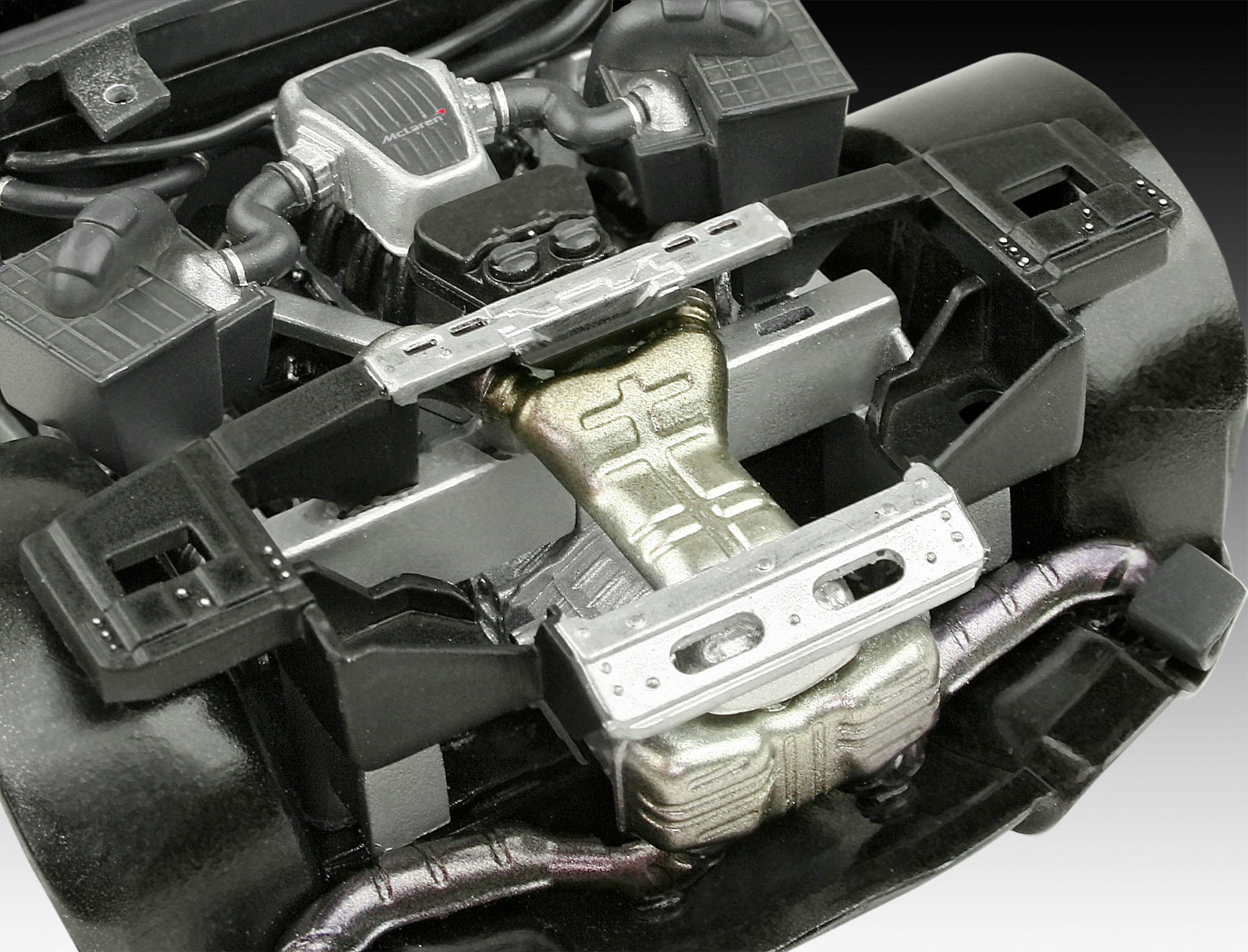 Eine detaillierte Ansicht eines Automotors, mit verschiedenen Teilen und Komponenten in Schwarz und Metallic-Farben sichtbar.