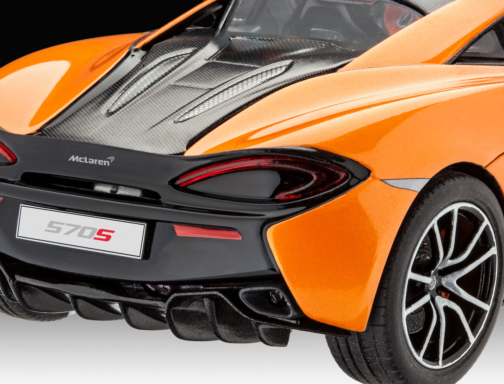 Orangener McLaren 570S von hinten. Schwarze Akzente, rote Rückleuchten und silberne Räder.