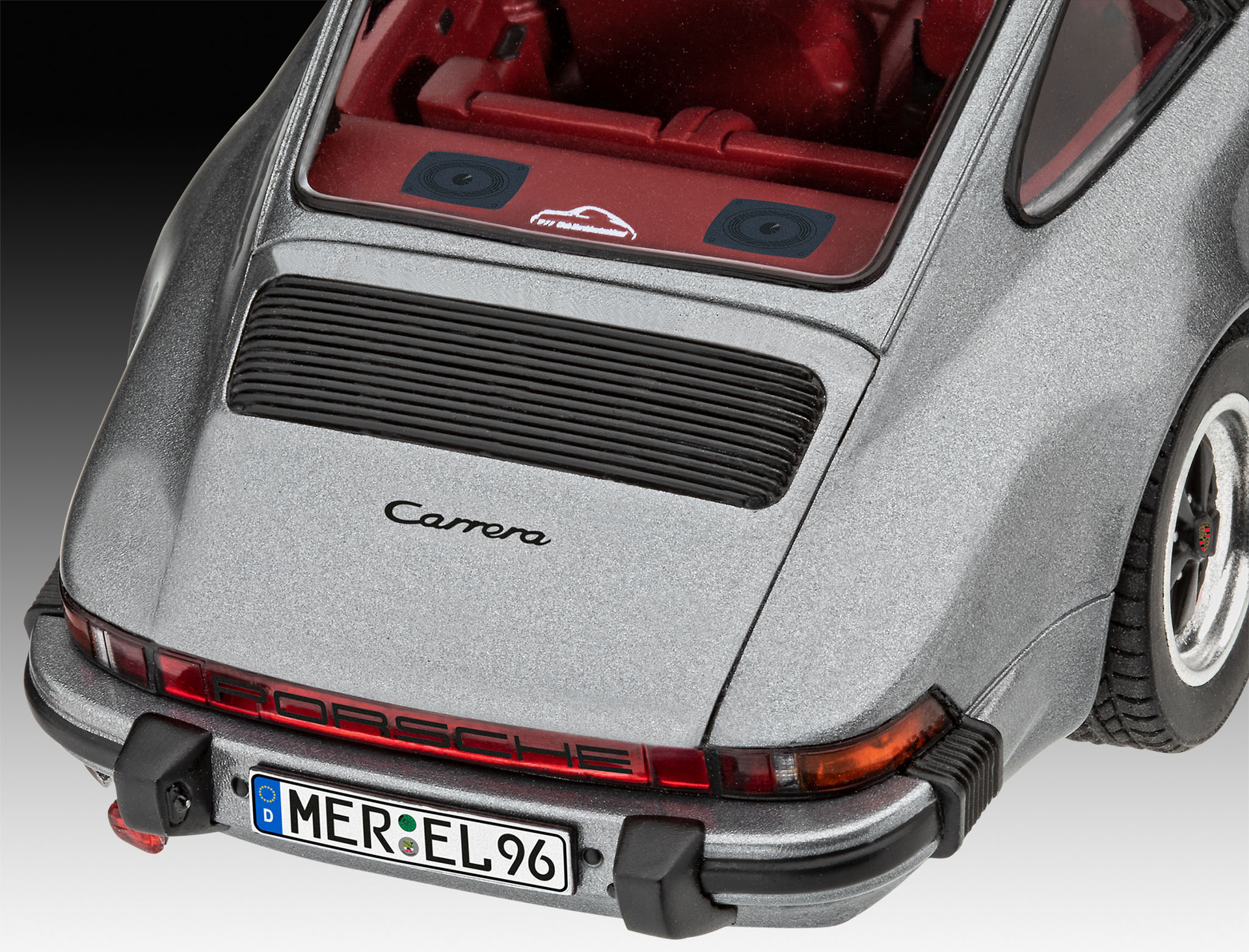 Rückansicht eines silbernen Porsche Carrera Modellautos. Details umfassen Rücklichter und ein Kennzeichen.