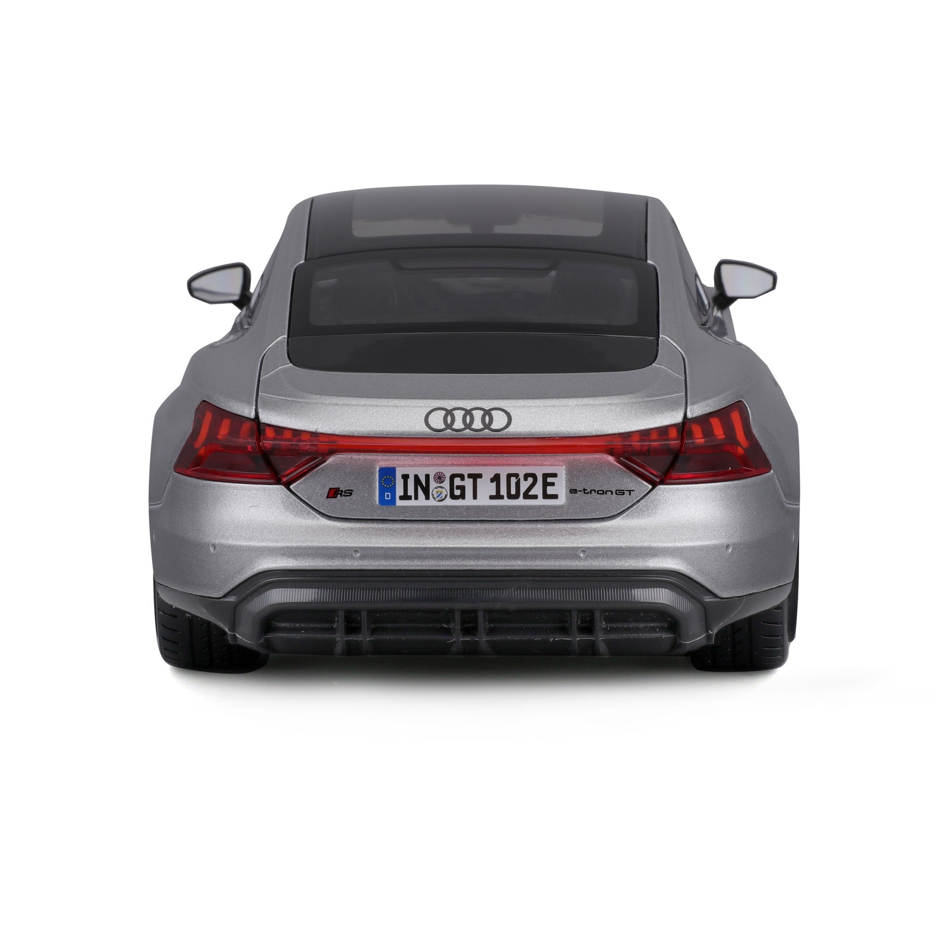 Widok z tyłu srebrnego Audi e-tron GT z czarnym dachem, widoczna tablica rejestracyjna.