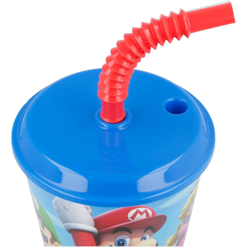 Vaso con personajes de Mario. Tapa azul y pajita roja.