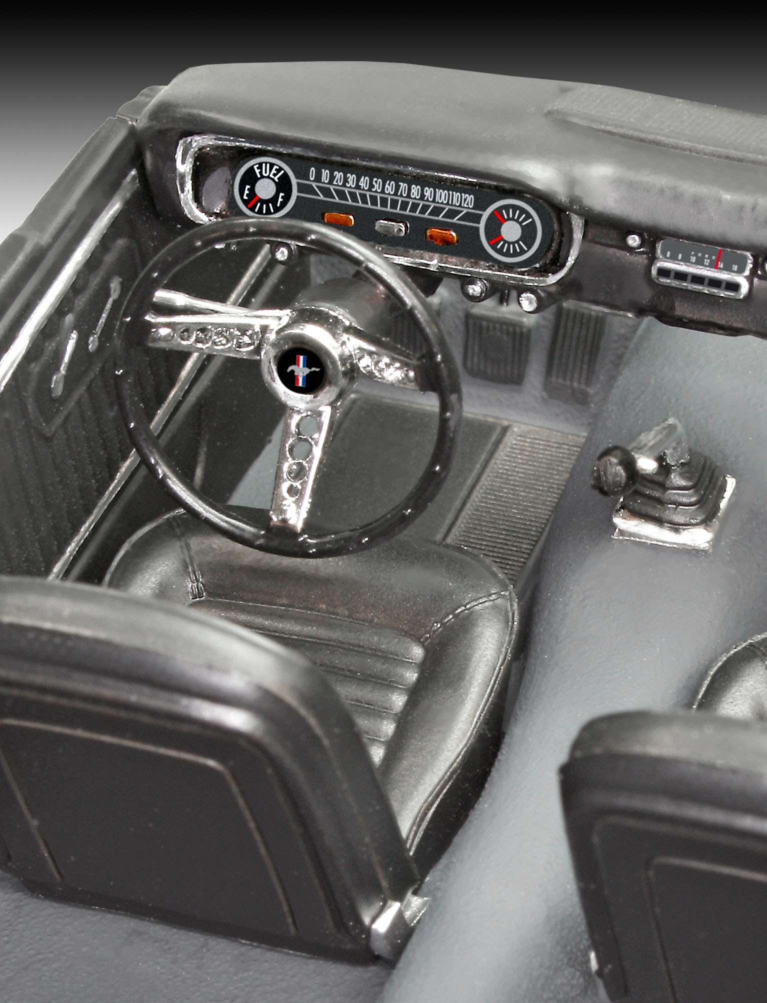 Interieur van een zwarte klassieke auto, inclusief het stuurwiel en dashboard.