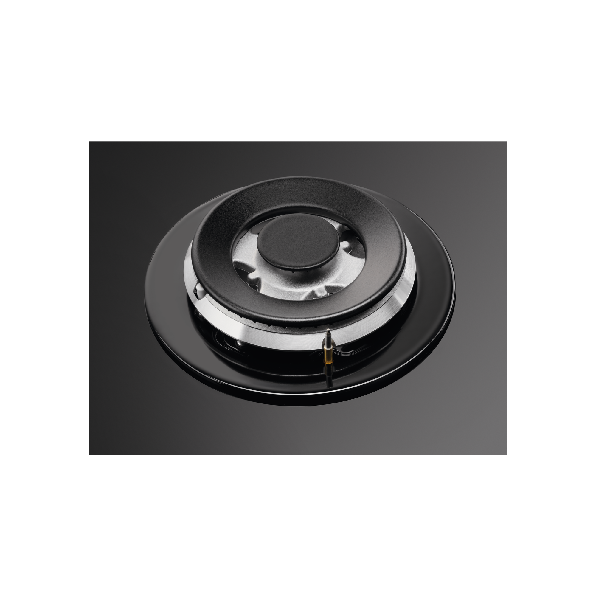 Zbliżenie czarnego palnika kuchenki gazowej. Pierścień ze stali nierdzewnej. Ciemne tło.